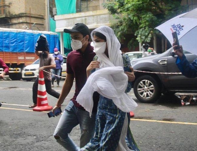 সুশান্ত সিং রাজপুতের হাউজ ম্যানেজার স্যামুয়েল মিরান্ডা এবং পরিচারক দীপেশ সাওয়ান্তকে মাদক পাচারের অভিযোগে মুম্বইয়ের বান্দ্রার বাসিন্দা জাইদ ভিলাত্রা এবং আব্দুল বসিত পারিহারকে গ্রেফতার করেছিল এনসিবি৷Photo-File সুশান্ত সিং রাজপুতের হাউজ ম্যানেজার স্যামুয়েল মিরান্ডা এবং পরিচারক দীপেশ সাওয়ান্তকে মাদক পাচারের অভিযোগে মুম্বইয়ের বান্দ্রার বাসিন্দা জাইদ ভিলাত্রা এবং আব্দুল বসিত পারিহারকে গ্রেফতার করেছিল এনসিবি৷Photo-File