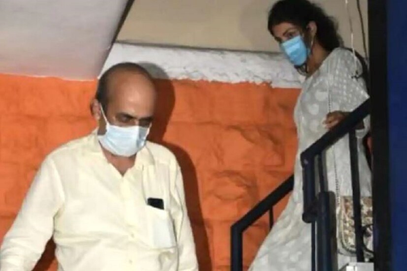 •সুশান্ত মৃত্যু তদন্তে মাদক যোগে সম্প্রতি রিয়া চক্রবর্তীর ভাই শোভিককে গ্রেফতার করেছে নারকোটিকস কন্ট্রোল ব্যুরো (NCB)। শোভিকের (Showik Chakraborty) পাশাপাশি এনসিবি সুশান্ত সিং রাজপুতের ম্যানেজার স্যামুয়েল মিরান্ডাসহ প্রায় ৪০ জনকে গ্রেফতার করেছে। এ ছাড়া এনসিবি রিয়া চক্রবর্তীকেও জিজ্ঞাসাবাদের জন্য সমন জারি করে।