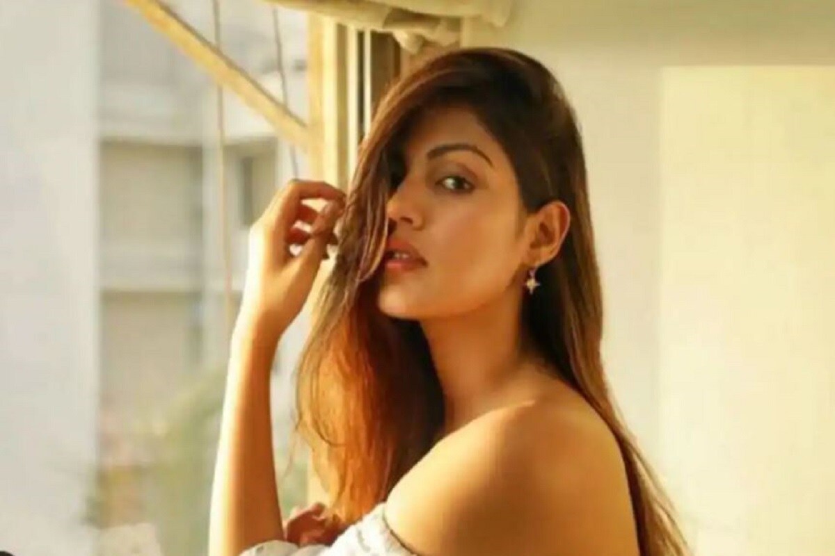 •আবারও রিয়াকে আগামিকাল, মঙ্গলবার , জেরা করবে নারকোটিক্স কন্ট্রোল ব্যুরো। এই নিয়ে পরপর ৩দিন রিয়াকে জেরা করবে এনসিবি। •আবারও রিয়াকে আগামিকাল, মঙ্গলবার , জেরা করবে নারকোটিক্স কন্ট্রোল ব্যুরো। এই নিয়ে পরপর ৩দিন রিয়াকে জেরা করবে এনসিবি।