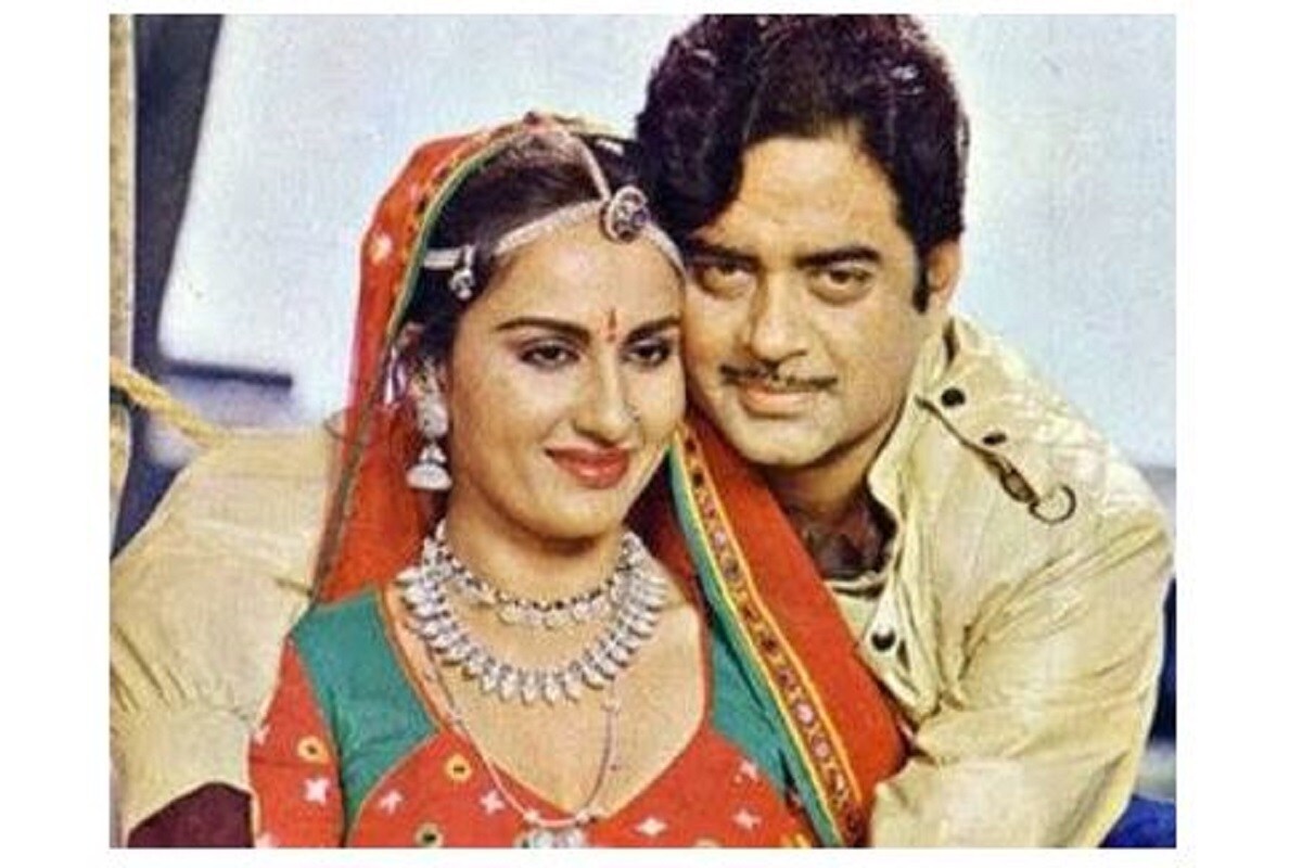 •সোনাক্ষীর বাবা শত্রুঘ্ন সিনহার সঙ্গে বিবাহবর্ভূত সম্পর্ক ছিল রিনার৷ এবং সেই প্রেমের ব্যাপারে অনেকেই জানতেন৷ রিনা নিজেও সেকথা অনেক সাক্ষাৎকারে স্বীকার করে নিয়েছেন৷ •সোনাক্ষীর বাবা শত্রুঘ্ন সিনহার সঙ্গে বিবাহবর্ভূত সম্পর্ক ছিল রিনার৷ এবং সেই প্রেমের ব্যাপারে অনেকেই জানতেন৷ রিনা নিজেও সেকথা অনেক সাক্ষাৎকারে স্বীকার করে নিয়েছেন৷