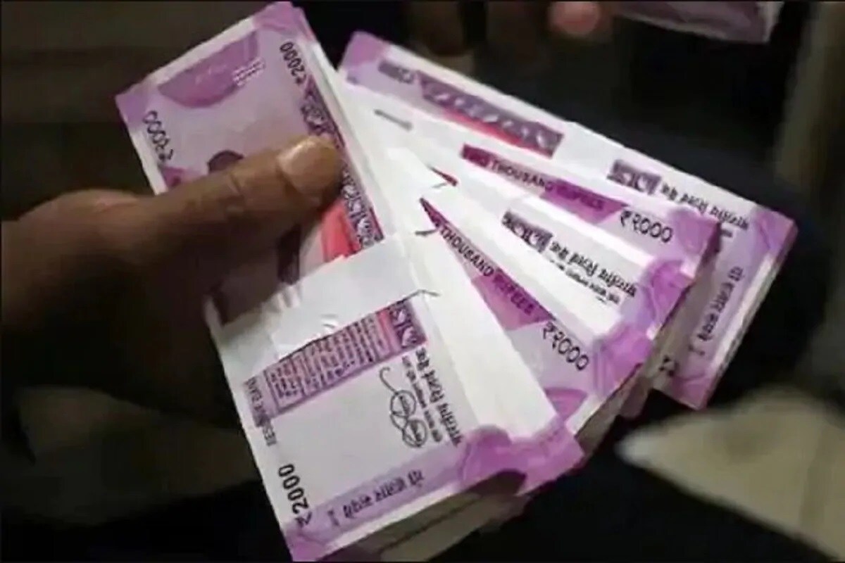 পাবলিক প্রভিডেন্ট ফান্ড (PPF): পাবলিক প্রভিডেন্ট ফান্ডে সন্তাদনের ভবিষ্যতের জন্য ইনভেস্ট করতে পারেন ৷ পিপিএফ ইনভেস্ট করার জন্য অত্যন্ত জনপ্রিয় একটি স্কিম ৷ বাচ্চার নামে এই অ্যাকাউন্ট অভিভাবকরা খুলতে পারবেন ৷ পিপিএফে বর্তমানে ৭.১ শতাংশ সুদের হার মিলছে ৷ এই স্কিমের ম্যাচিউরিটি পিরিয়ড ১৫ বছরের হয় ৷ বছরে সর্বোচ্চ ১.৫০ লক্ষ টাকা ইনভেস্ট করা যেতে পারে ৷ ১.৫০ লক্ষ টাকার বেশি ইনভেস্ট করলেও বাড়তি টাকায় সুদ মিলবে না ৷ দুই সন্তানের নামে আলাদা আলাদা পিপিএফ অ্যাকাউন্ট খুললে ৩ লক্ষ টাকা পর্যন্ত ইনভেস্ট করতে পারবেন ৷ ১৫ বছরের পর অ্যাকাউন্ট থেকে পুরো টাকা তুলে নিতে পারবেন ৷ টাকা না তুলে ইনভেস্টমেন্ট ৫-৫ বছরের জন্য বাড়াতে পারবেন ৷ পাবলিক প্রভিডেন্ট ফান্ড (PPF): পাবলিক প্রভিডেন্ট ফান্ডে সন্তাদনের ভবিষ্যতের জন্য ইনভেস্ট করতে পারেন ৷ পিপিএফ ইনভেস্ট করার জন্য অত্যন্ত জনপ্রিয় একটি স্কিম ৷ বাচ্চার নামে এই অ্যাকাউন্ট অভিভাবকরা খুলতে পারবেন ৷ পিপিএফে বর্তমানে ৭.১ শতাংশ সুদের হার মিলছে ৷ এই স্কিমের ম্যাচিউরিটি পিরিয়ড ১৫ বছরের হয় ৷ বছরে সর্বোচ্চ ১.৫০ লক্ষ টাকা ইনভেস্ট করা যেতে পারে ৷ ১.৫০ লক্ষ টাকার বেশি ইনভেস্ট করলেও বাড়তি টাকায় সুদ মিলবে না ৷ দুই সন্তানের নামে আলাদা আলাদা পিপিএফ অ্যাকাউন্ট খুললে ৩ লক্ষ টাকা পর্যন্ত ইনভেস্ট করতে পারবেন ৷ ১৫ বছরের পর অ্যাকাউন্ট থেকে পুরো টাকা তুলে নিতে পারবেন ৷ টাকা না তুলে ইনভেস্টমেন্ট ৫-৫ বছরের জন্য বাড়াতে পারবেন ৷
