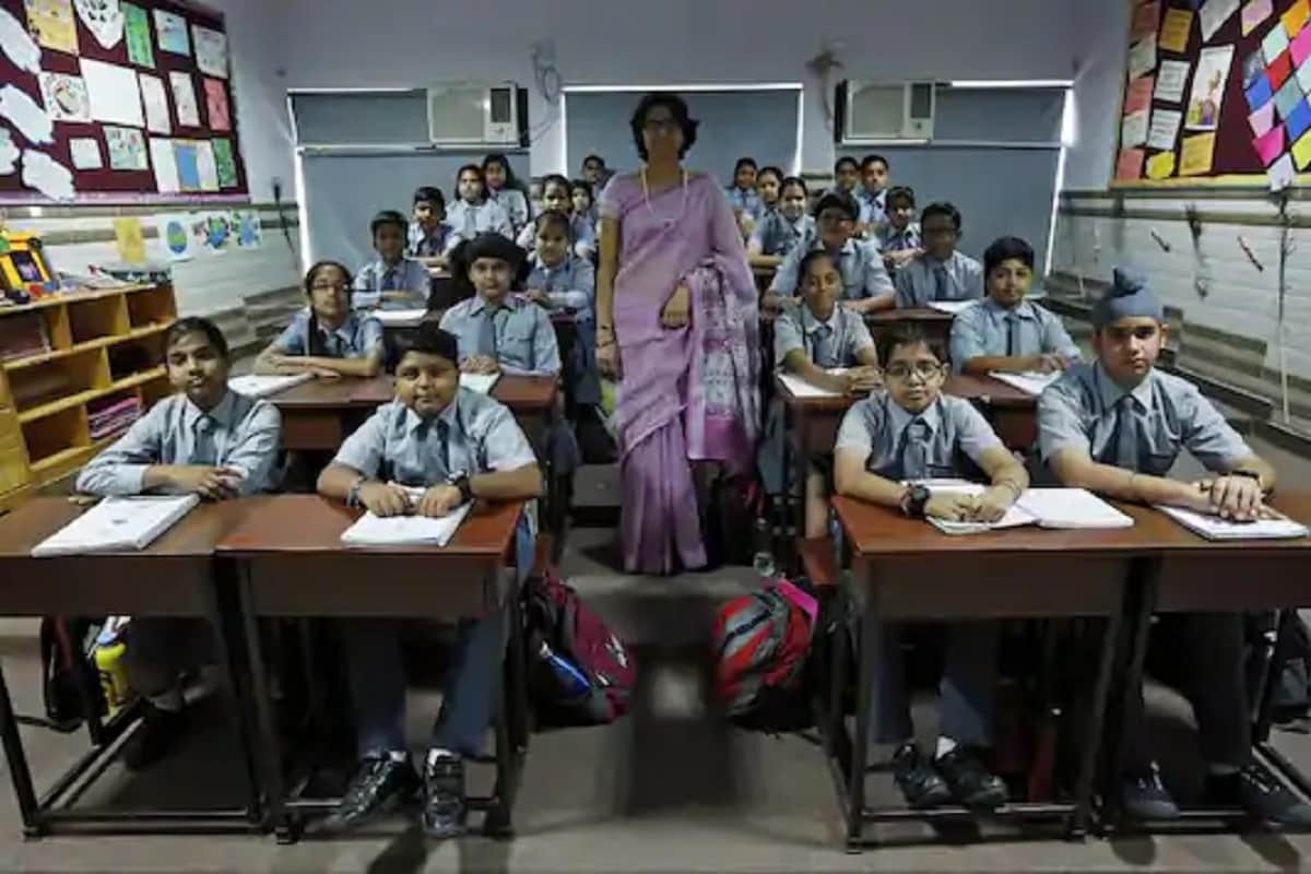 আনলক ৪-এর গাইডলাইন অনুযায়ী, ওই দিন থেকেই কন্টেইনমেন্ট জোনের আওতাও পড়ে না এমন স্কুলগুলিতে শিক্ষকের পরামর্শ নিতে ছাত্ররা যেতে পারবে ঐচ্ছিক ভাবে। সেক্ষেত্রে ছাত্র শিক্ষককেও নন কন্টেইনমেন্ট জোনের হতে হবে। প্রতীকী চিত্র আনলক ৪-এর গাইডলাইন অনুযায়ী, ওই দিন থেকেই কন্টেইনমেন্ট জোনের আওতাও পড়ে না এমন স্কুলগুলিতে শিক্ষকের পরামর্শ নিতে ছাত্ররা যেতে পারবে ঐচ্ছিক ভাবে। সেক্ষেত্রে ছাত্র শিক্ষককেও নন কন্টেইনমেন্ট জোনের হতে হবে। প্রতীকী চিত্র