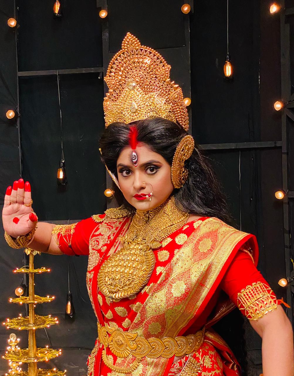 মাথায় ছোট মুকুট ও লাল বেনারসী, শ্রীতমার চিন্ময়ী রূপ বেশ সুন্দর। দুর্গতি নাশিনী রূপে যুদ্ধের সিনগুলো বেশ কঠিন ছিল, এমনটাই বললেন শ্রীতমা। মাথায় ছোট মুকুট ও লাল বেনারসী, শ্রীতমার চিন্ময়ী রূপ বেশ সুন্দর। দুর্গতি নাশিনী রূপে যুদ্ধের সিনগুলো বেশ কঠিন ছিল, এমনটাই বললেন শ্রীতমা।