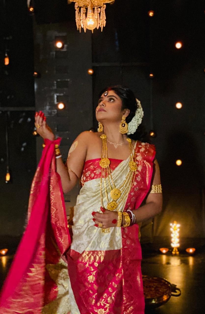 বেশ কয়েকটা লুকে শ্যুট করা হয়েছে এই মহালয়া। প্রথমটাই ত্রিনয়নী মাতৃ রূপ। যাকে মৃন্ময়ী রূপও বলা হয়। সাদা- গোলাপি বেনারসীর সঙ্গে রয়েছে সাবেকি গয়না। শ্রীতমার মেক আপ এখানে হালকা রাখা হয়েছে। বেশ কয়েকটা লুকে শ্যুট করা হয়েছে এই মহালয়া। প্রথমটাই ত্রিনয়নী মাতৃ রূপ। যাকে মৃন্ময়ী রূপও বলা হয়। সাদা- গোলাপি বেনারসীর সঙ্গে রয়েছে সাবেকি গয়না। শ্রীতমার মেক আপ এখানে হালকা রাখা হয়েছে।