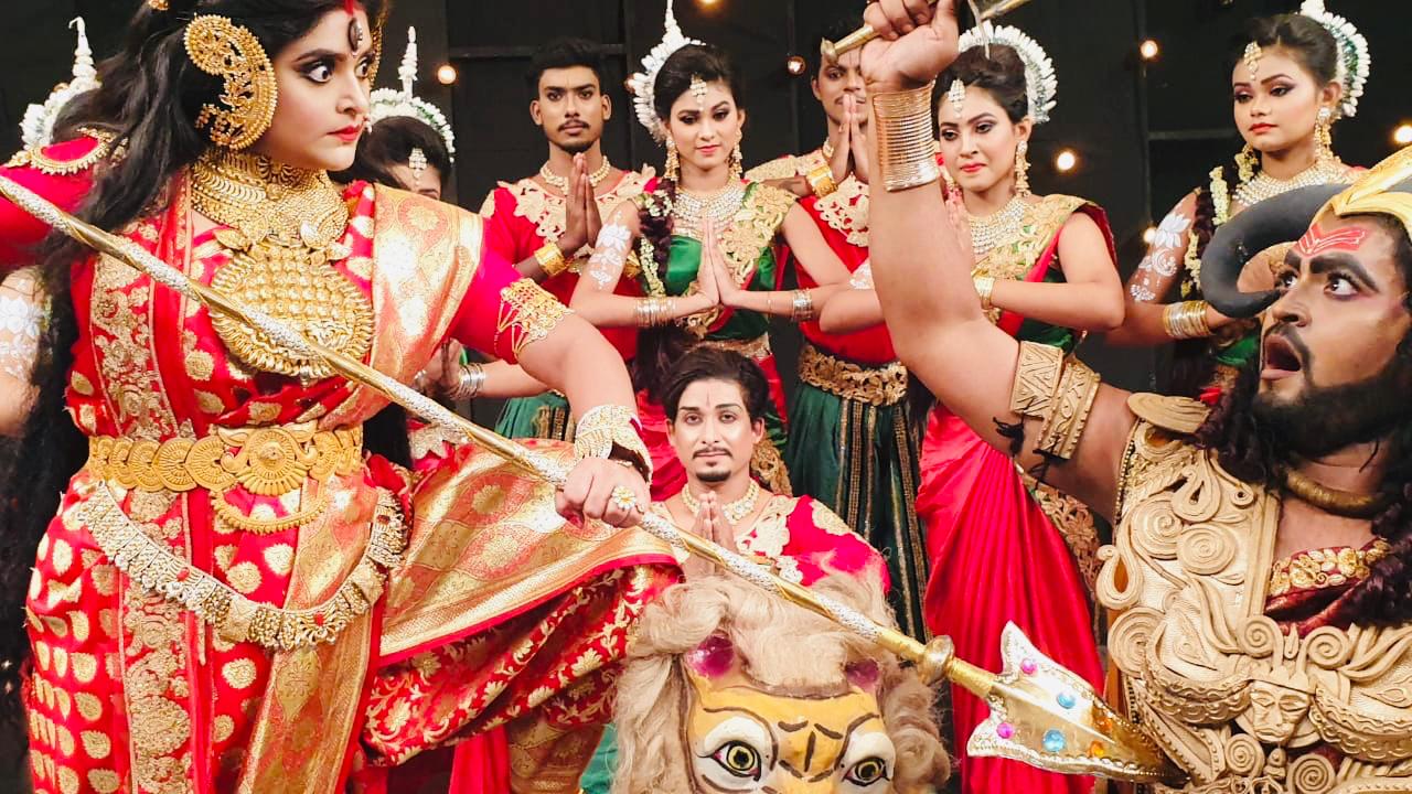 এই বছরের দুর্গা পুজো একেবারে ভিন্ন। পরিস্থিতি, পরিবেশ আলাদা তো বটেই। এবার আবার মহালয়ার এক মাস পর পুজো। তবে মহালয়া মানেই দেবী বন্দনা শুরু। যেমন মায়ের আরাধনা করছেন ছোট পর্দার জনপ্রিয় অভিনেত্রী শ্রীতমা ভট্টাচার্য। একটি বিনোদন চ্যানেলের জন্য মহালয়ার অনুষ্ঠানে দুর্গা হয়েছিলেন তিনি। এই বছরের দুর্গা পুজো একেবারে ভিন্ন। পরিস্থিতি, পরিবেশ আলাদা তো বটেই। এবার আবার মহালয়ার এক মাস পর পুজো। তবে মহালয়া মানেই দেবী বন্দনা শুরু। যেমন মায়ের আরাধনা করছেন ছোট পর্দার জনপ্রিয় অভিনেত্রী শ্রীতমা ভট্টাচার্য। একটি বিনোদন চ্যানেলের জন্য মহালয়ার অনুষ্ঠানে দুর্গা হয়েছিলেন তিনি।