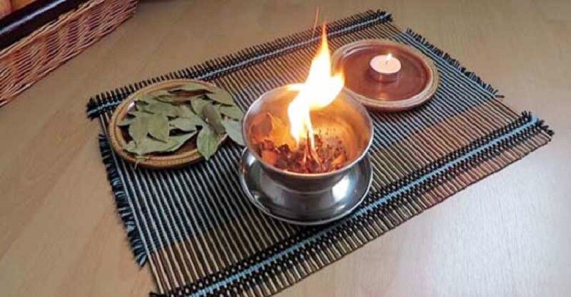 আয়ুর্বেদ মতে, শুধু খাওয়াই নয়, তেজপাতা পোড়ালেও অনেক উপকার পাওয়া যায়। একটি ছাইদানিতে কয়েকটি তেজপাতা নিয়ে ১০ মিনিট পোড়ালে পাতার মধ্যে থাকা অপরিহার্য তৈল উপাদান। ধীরে ধীরে তেজপাতার সুগন্ধ গোটা ঘরে ছড়িয়ে পড়বে। এই ভেষজ গন্ধ মনকে সতেজ রাখতে সাহায্য করে। আয়ুর্বেদ মতে, শুধু খাওয়াই নয়, তেজপাতা পোড়ালেও অনেক উপকার পাওয়া যায়। একটি ছাইদানিতে কয়েকটি তেজপাতা নিয়ে ১০ মিনিট পোড়ালে পাতার মধ্যে থাকা অপরিহার্য তৈল উপাদান। ধীরে ধীরে তেজপাতার সুগন্ধ গোটা ঘরে ছড়িয়ে পড়বে। এই ভেষজ গন্ধ মনকে সতেজ রাখতে সাহায্য করে।