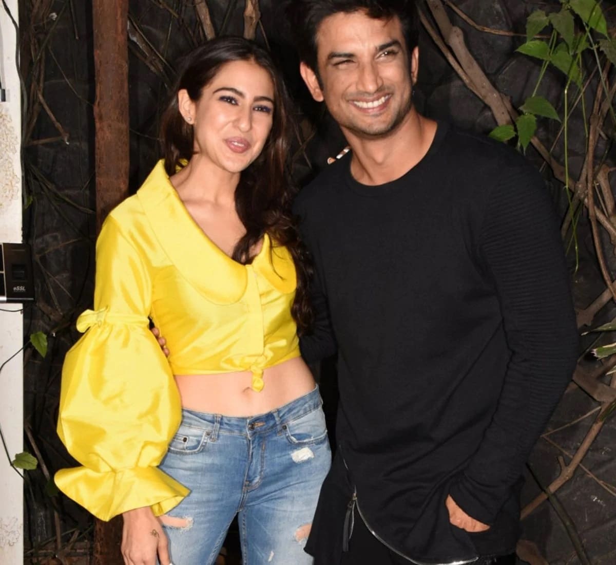 • কেয়াকটেকার জানিয়েছেন, এখানে সবচেয়ে বেশি আসতেন রিয়া আর সারা আলি খান। সেই সময়ে স্মোকিং পেপার অর্ডার করা হত। যদিও সেটি কীসের জন্য ব্যবহার করা হত, তা তিনি জানেন না। • কেয়াকটেকার জানিয়েছেন, এখানে সবচেয়ে বেশি আসতেন রিয়া আর সারা আলি খান। সেই সময়ে স্মোকিং পেপার অর্ডার করা হত। যদিও সেটি কীসের জন্য ব্যবহার করা হত, তা তিনি জানেন না।