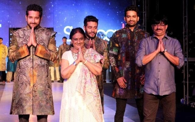 বিভিন্ন দেশের, বিশেষ করে ভারতের সংস্কৃতি হয়ে উঠেছিল তাঁর কাজের ইন্সপিরেশন। মূলত raw সিল্ক ও তসরের উপর কাজ করতেন শর্বরী। বাংলার সেলেবরা তো বটেই এম এফ হুসেন, সুনীল গাভাস্কর, সৌরভ গঙ্গোপাধ্যায়, কপিল দেব-সহ বিভিন্ন তারকাদের জন্য পোশাক ডিজাইন করেছেন শর্বরী। অভিষেক বচ্চনের বিয়ের পোশাকও তাঁরই তৈরি করা। বিভিন্ন দেশের, বিশেষ করে ভারতের সংস্কৃতি হয়ে উঠেছিল তাঁর কাজের ইন্সপিরেশন। মূলত raw সিল্ক ও তসরের উপর কাজ করতেন শর্বরী। বাংলার সেলেবরা তো বটেই এম এফ হুসেন, সুনীল গাভাস্কর, সৌরভ গঙ্গোপাধ্যায়, কপিল দেব-সহ বিভিন্ন তারকাদের জন্য পোশাক ডিজাইন করেছেন শর্বরী। অভিষেক বচ্চনের বিয়ের পোশাকও তাঁরই তৈরি করা।