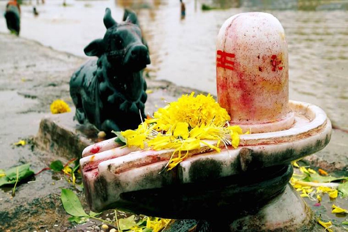 মহাসোমবার অর্থাৎ দেবাদিদেব মহাদেবের বার ৷ দুষ্টের দমন থেকে সৃষ্টের পাল করে এক অঙ্গে বহু রূপ দেখিযেছেন তিনি ৷ দেবাদিদেব মহাদেব সন্তুষ্ট থাকলে সমস্ত দিক ঠিকঠাক ভাবে বজায় থাকা সম্ভবপর হয়ে থাকে ৷ অল্পতেই সন্তুষ্ট হন বলেই তিনি আশুতোষ ৷ সমাজের কল্যাণে তিনিই কন্ঠে বিষ ধারণ করে নীলকন্ঠ হতে পারেন ৷ আর দুষ্ট ব্যক্তির দমনে প্রলয় শুরু করতে পারেন ৷ মহাসোমবার অর্থাৎ দেবাদিদেব মহাদেবের বার ৷ দুষ্টের দমন থেকে সৃষ্টের পাল করে এক অঙ্গে বহু রূপ দেখিযেছেন তিনি ৷ দেবাদিদেব মহাদেব সন্তুষ্ট থাকলে সমস্ত দিক ঠিকঠাক ভাবে বজায় থাকা সম্ভবপর হয়ে থাকে ৷ অল্পতেই সন্তুষ্ট হন বলেই তিনি আশুতোষ ৷ সমাজের কল্যাণে তিনিই কন্ঠে বিষ ধারণ করে নীলকন্ঠ হতে পারেন ৷ আর দুষ্ট ব্যক্তির দমনে প্রলয় শুরু করতে পারেন ৷
