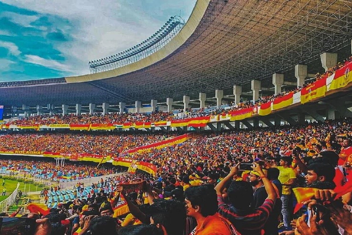 এই কোম্পানির ৬৫ শতাংশ মালিকানা বাঙ্গুর পরিবারের৷ ভারতের ধনীতম ব্যক্তিদের তালিকার ১৪ নম্বরে রয়েছেন এই কোম্পানির মালিক বেনু গোপাল বাঙুর৷ ২০১৯ -র ফোর্বস ইন্ডিয়ার প্রকাশিত তালিকার ভিত্তিতেই তিনি ধনীতমদের তালিকায় স্থান পেয়েছেন৷ ১৯৭৯ কলকাতায় এই কোম্পানি শুরু হয় যদিও এর মূল রয়েছে রাজস্থানের আজমেঢ়ে৷ এদের সিমেন্ট উৎপাদন হয় রাজস্থান, উত্তরাখণ্ড, হরিয়ানা, উত্তরপ্রদেশ, ছত্তীসগড় ও বিহারে৷Photo-- File এই কোম্পানির ৬৫ শতাংশ মালিকানা বাঙ্গুর পরিবারের৷ ভারতের ধনীতম ব্যক্তিদের তালিকার ১৪ নম্বরে রয়েছেন এই কোম্পানির মালিক বেনু গোপাল বাঙুর৷ ২০১৯ -র ফোর্বস ইন্ডিয়ার প্রকাশিত তালিকার ভিত্তিতেই তিনি ধনীতমদের তালিকায় স্থান পেয়েছেন৷ ১৯৭৯ কলকাতায় এই কোম্পানি শুরু হয় যদিও এর মূল রয়েছে রাজস্থানের আজমেঢ়ে৷ এদের সিমেন্ট উৎপাদন হয় রাজস্থান, উত্তরাখণ্ড, হরিয়ানা, উত্তরপ্রদেশ, ছত্তীসগড় ও বিহারে৷Photo-- File