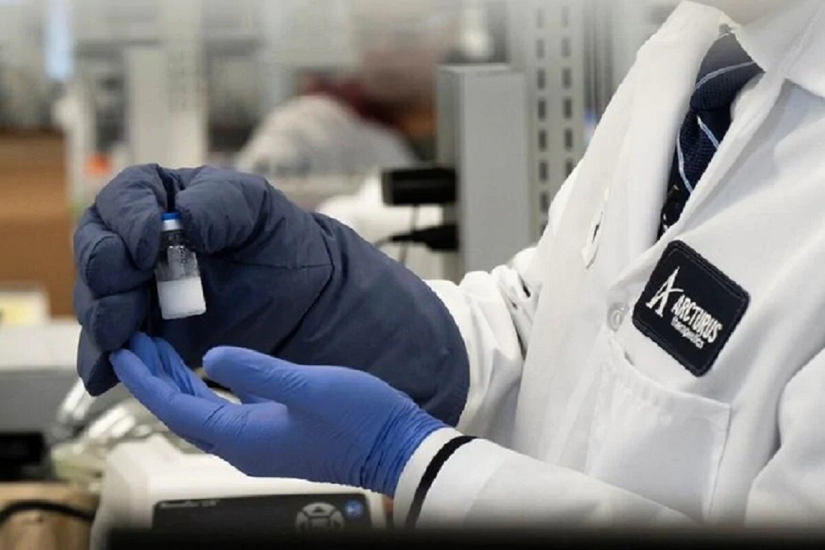 • Pfizer-BioNTech–এর শীর্ষ কর্তারা জানিয়েছেন, আমেরিকায় এই বছরের শেষেই করোনা ভ্যাকসিন বাজারে চলে আসতে পারে। Pfizer-এর সিইও আলবার্ট বৌরেলা দাবি করেছেন এই কথা। এখনও পর্যন্ত সব পরীক্ষায় পাশ করেছে ভ্যাকসিন। তাই দ্রুত এটি বাজারে আসার সম্ভাবনা রয়েছে। • Pfizer-BioNTech–এর শীর্ষ কর্তারা জানিয়েছেন, আমেরিকায় এই বছরের শেষেই করোনা ভ্যাকসিন বাজারে চলে আসতে পারে। Pfizer-এর সিইও আলবার্ট বৌরেলা দাবি করেছেন এই কথা। এখনও পর্যন্ত সব পরীক্ষায় পাশ করেছে ভ্যাকসিন। তাই দ্রুত এটি বাজারে আসার সম্ভাবনা রয়েছে।