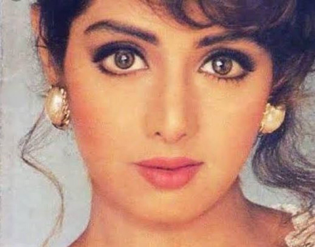 •অন্যদিকে শ্রীদেবী ছিলেন সুপারস্টার৷ দীর্ঘদিন ধরে তিনি বলিউডে আধিপত্য স্থাপন করেছেন৷ তবে তাঁর মৃত্যুও ছিল রহস্যে মোড়া, ঠিক যেন দিব্যার মত৷ •অন্যদিকে শ্রীদেবী ছিলেন সুপারস্টার৷ দীর্ঘদিন ধরে তিনি বলিউডে আধিপত্য স্থাপন করেছেন৷ তবে তাঁর মৃত্যুও ছিল রহস্যে মোড়া, ঠিক যেন দিব্যার মত৷