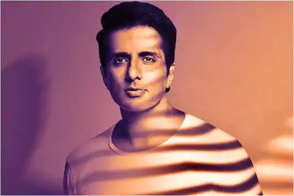 লেখাপড়া ফেলে মাঠে চাষ করছে দুই কিশোরী। ছবি দেখেই তিনি বলেছেন, ওরা পড়ুক, মাঠ চষবে ট্রাক্টর। স্মার্টফোনের অভাবে লেখাপড়া মাথায়, শুনেই তিনি গ্রামের সব ছাত্রের হাতে পৌঁছে দিয়েছেন স্মার্টফোন। জনকল্যাণে এবার আরও এক ধাপ এগিয়ে গেলেন তিনি। দরিদ্র, মেধাবী ছাত্রছাত্রীর উচ্চশিক্ষার জন্য স্কলারশিপ ঘোষণা করলেন সোনু সুদ। লেখাপড়া ফেলে মাঠে চাষ করছে দুই কিশোরী। ছবি দেখেই তিনি বলেছেন, ওরা পড়ুক, মাঠ চষবে ট্রাক্টর। স্মার্টফোনের অভাবে লেখাপড়া মাথায়, শুনেই তিনি গ্রামের সব ছাত্রের হাতে পৌঁছে দিয়েছেন স্মার্টফোন। জনকল্যাণে এবার আরও এক ধাপ এগিয়ে গেলেন তিনি। দরিদ্র, মেধাবী ছাত্রছাত্রীর উচ্চশিক্ষার জন্য স্কলারশিপ ঘোষণা করলেন সোনু সুদ।