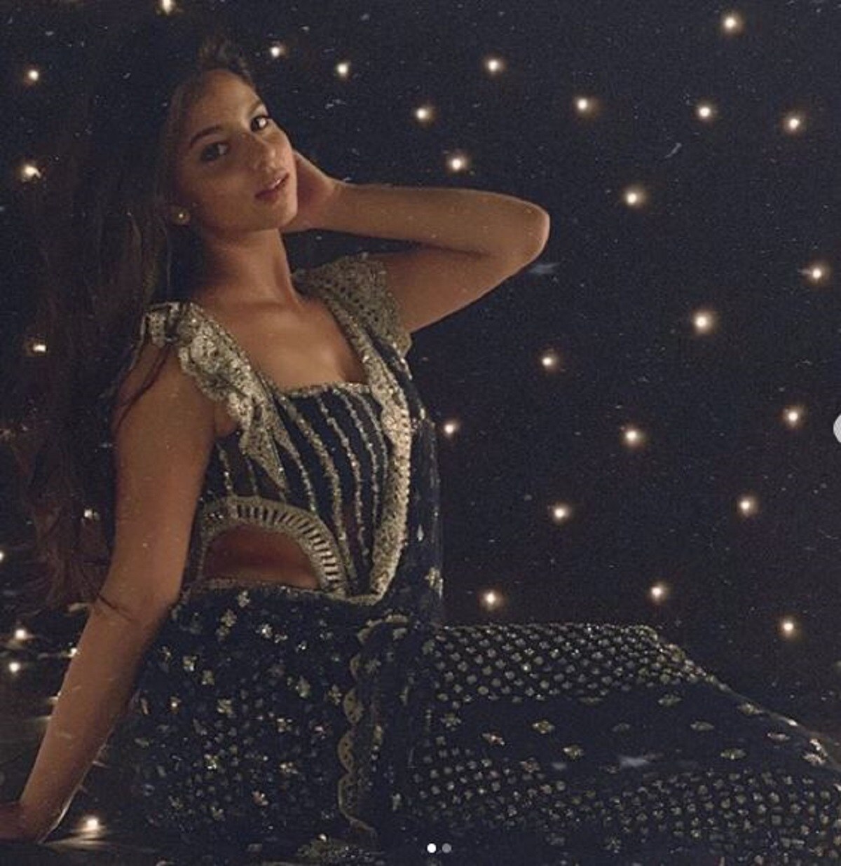 সুহানা লিখেছেন , ‘অনেক কিছু এখন হচ্ছে, এই ইস্যুটা ফিক্স হওয়া দরকার৷ এটা শুধু আমার বিষয়েই নয়, সমস্ত অল্পবয়সী ছেলে মেয়েদের জন্য যাঁদের কোনও কারণ ছাড়াই হেয় করা হয়েছে৷ আমার চোখে বেশ কয়েকটি মন্তব্য এসেছে - আমার ১২ বছর বয়স থেকে আমায় কুৎসিত বলতেন নারী -পুরুষরা শুধুমাত্র আমার গায়ের রঙের জন্য৷’ Photo- Instagram সুহানা লিখেছেন , ‘অনেক কিছু এখন হচ্ছে, এই ইস্যুটা ফিক্স হওয়া দরকার৷ এটা শুধু আমার বিষয়েই নয়, সমস্ত অল্পবয়সী ছেলে মেয়েদের জন্য যাঁদের কোনও কারণ ছাড়াই হেয় করা হয়েছে৷ আমার চোখে বেশ কয়েকটি মন্তব্য এসেছে - আমার ১২ বছর বয়স থেকে আমায় কুৎসিত বলতেন নারী -পুরুষরা শুধুমাত্র আমার গায়ের রঙের জন্য৷’ Photo- Instagram