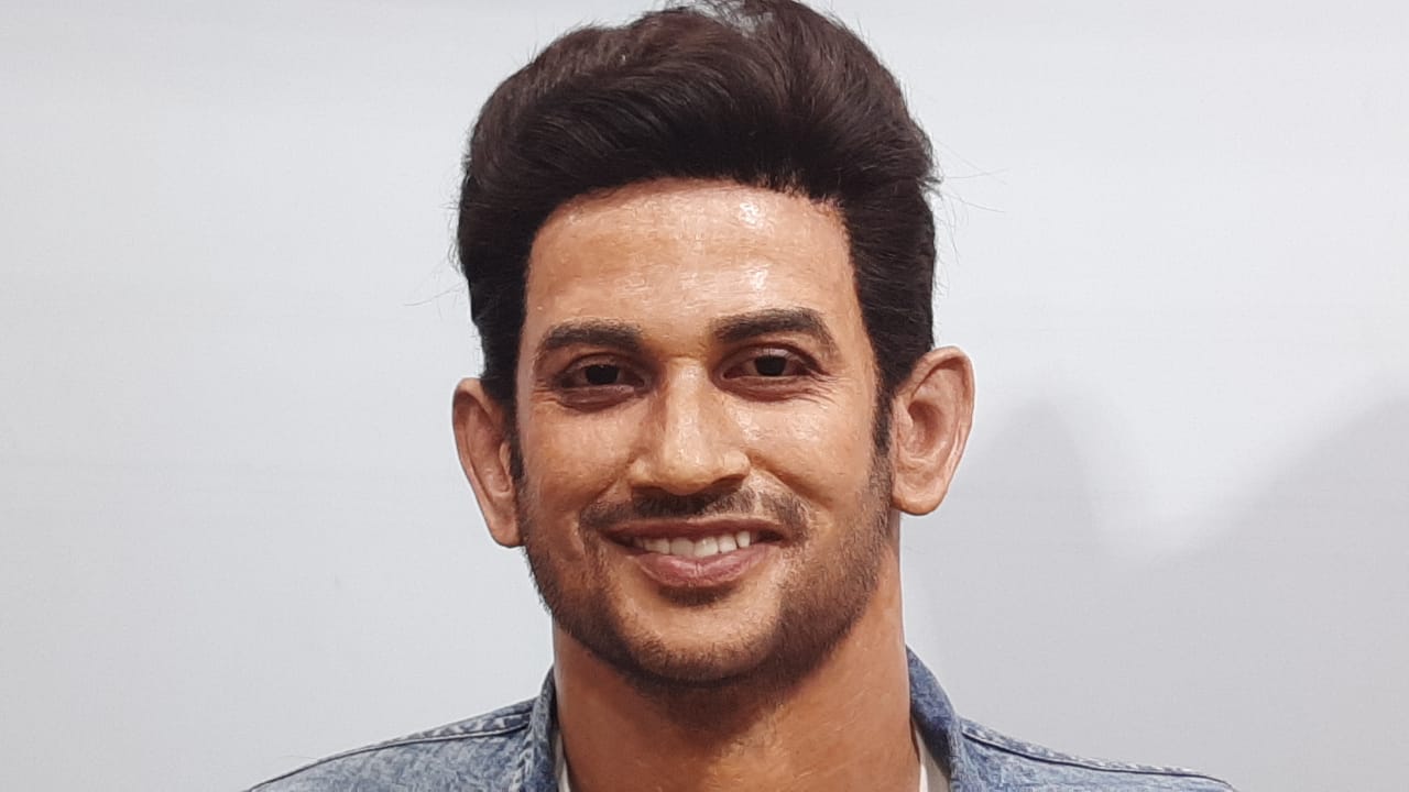 উল্লেখ্য আসানসোলের মোম ভাস্কর্য শিল্পী সুশান্ত রায় এর আগে বহু বিখ্যাত ব্যক্তির মোমের মূর্তি তৈরি করেছেন। কলকাতার নিউটাউনে মাদার ওয়াক্স মিউজিয়ামের বেশিরভাগ মোমের মূর্তি তাঁরই তৈরি। রাজস্থানের ওয়াক্সমিউজিয়ামেও তাঁর তৈরি মূর্তি রয়েছে। ইতিমধ্যেই জ্যোতি বসু, অমিতাভ বচ্চন, প্রনব মুখোপাধ্যায়, প্রধানমন্ত্রী মোদি ও তাঁর মায়ের মূর্তি, মমতা বন্দ্যোপাধ্যায়ের মূর্তি, কপিল দেব, সচিন, সৌরভ, করুণানিধি, ফুটবলার শৈলেন মান্না, উত্তম-সূচিত্রা, মান্না দে, রোনাল্ডো, মারাদোনা সহ বহু বিখ্যাতদের মূর্তি তিনি তৈরি করেছেন। ছবি ও তথ্য- দীপক শর্মা উল্লেখ্য আসানসোলের মোম ভাস্কর্য শিল্পী সুশান্ত রায় এর আগে বহু বিখ্যাত ব্যক্তির মোমের মূর্তি তৈরি করেছেন। কলকাতার নিউটাউনে মাদার ওয়াক্স মিউজিয়ামের বেশিরভাগ মোমের মূর্তি তাঁরই তৈরি। রাজস্থানের ওয়াক্সমিউজিয়ামেও তাঁর তৈরি মূর্তি রয়েছে। ইতিমধ্যেই জ্যোতি বসু, অমিতাভ বচ্চন, প্রনব মুখোপাধ্যায়, প্রধানমন্ত্রী মোদি ও তাঁর মায়ের মূর্তি, মমতা বন্দ্যোপাধ্যায়ের মূর্তি, কপিল দেব, সচিন, সৌরভ, করুণানিধি, ফুটবলার শৈলেন মান্না, উত্তম-সূচিত্রা, মান্না দে, রোনাল্ডো, মারাদোনা সহ বহু বিখ্যাতদের মূর্তি তিনি তৈরি করেছেন। ছবি ও তথ্য- দীপক শর্মা