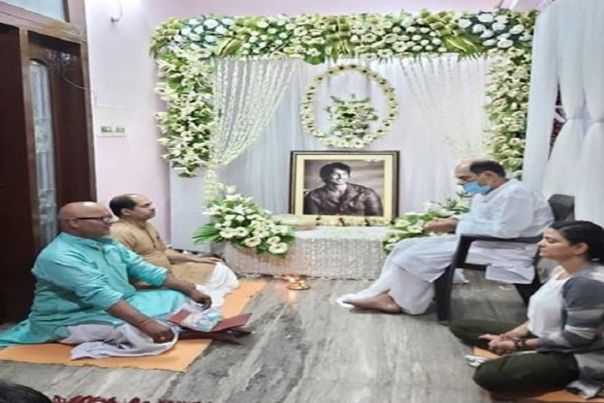 কল রেকর্ডসের তথ্য অনুযায়ী, মৃত্যুর আগে ৬ জুন বাবার সঙ্গে শেষবার কথা হয় সুশান্তের ৷ ৬ জুন বাবাকে ১১ মিনিটের হোয়াটসঅ্যাপ কল করেন প্রয়াত অভিনেতা ৷ তার আগে ১৮ ও ১৯ মে বাবাকে ফোন করেছিলেন সুশান্ত ৷ কল রেকর্ডসের তথ্য অনুযায়ী, মৃত্যুর আগে ৬ জুন বাবার সঙ্গে শেষবার কথা হয় সুশান্তের ৷ ৬ জুন বাবাকে ১১ মিনিটের হোয়াটসঅ্যাপ কল করেন প্রয়াত অভিনেতা ৷ তার আগে ১৮ ও ১৯ মে বাবাকে ফোন করেছিলেন সুশান্ত ৷