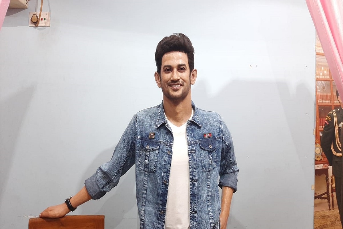 এক সুশান্তের হাতে জীবন্ত হয়ে উঠলেন আরও এক সুশান্ত! প্রয়াত অভিনেতা সুশান্ত সিং রাজপুতের মোমেরমূর্তি গড়লেন আসানসোলের শিল্পী সুশান্ত রায়৷ অতীতেও একাধিক বিখ্যাত ব্যক্তিত্বের মোমের মূর্তি গড়েতাক লাগিয়ে দিয়েছেন তিনি৷ এবার সম্পূর্ণ নিজস্ব উদ্যোগে কোনও বরাত ছাড়াই সুশান্ত সিং রাজপুতেরমূর্তিটি তৈরি করেছেন শিল্পী৷ ছবি- দীপক শর্মা এক সুশান্তের হাতে জীবন্ত হয়ে উঠলেন আরও এক সুশান্ত! প্রয়াত অভিনেতা সুশান্ত সিং রাজপুতের মোমেরমূর্তি গড়লেন আসানসোলের শিল্পী সুশান্ত রায়৷ অতীতেও একাধিক বিখ্যাত ব্যক্তিত্বের মোমের মূর্তি গড়েতাক লাগিয়ে দিয়েছেন তিনি৷ এবার সম্পূর্ণ নিজস্ব উদ্যোগে কোনও বরাত ছাড়াই সুশান্ত সিং রাজপুতেরমূর্তিটি তৈরি করেছেন শিল্পী৷ ছবি- দীপক শর্মা