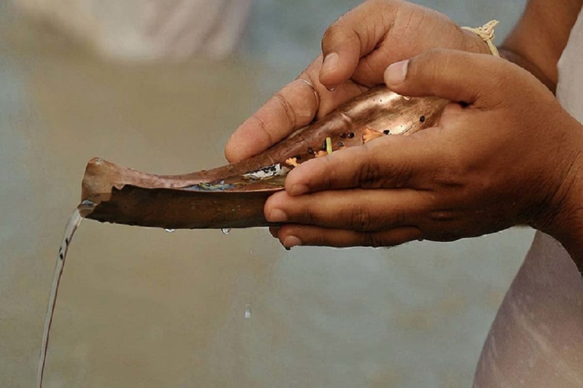 আগামী ১৭ সেপ্টেম্বর ২০২০, বৃহস্পতিবার পিতৃপক্ষের অবসান হচ্ছে। মহালয়ার পূণ্য প্রভাতে তর্পন করেন বহু হিন্দু বাঙালি। পুরাণ মতে, পূর্বপুরুষকে তুষ্ট করতে জল ও খাদ্যদ্রব্য নিবেদনই তর্পন। কথিত আছে, পিতৃপুরুষের উদ্দেশ্যে জলদান করতে না পারয় ইন্দ্র কর্ণকে মর্ত্যে ফেরত গিয়ে ১৬ দিনে এই কাজ করার অনুমতি দেন। তার মৃত্যুর তিথিকেই পিতৃপক্ষের অবসান বলে ধরা হয়। জানুন তর্পণের সময়- আগামী ১৭ সেপ্টেম্বর ২০২০, বৃহস্পতিবার পিতৃপক্ষের অবসান হচ্ছে। মহালয়ার পূণ্য প্রভাতে তর্পন করেন বহু হিন্দু বাঙালি। পুরাণ মতে, পূর্বপুরুষকে তুষ্ট করতে জল ও খাদ্যদ্রব্য নিবেদনই তর্পন। কথিত আছে, পিতৃপুরুষের উদ্দেশ্যে জলদান করতে না পারয় ইন্দ্র কর্ণকে মর্ত্যে ফেরত গিয়ে ১৬ দিনে এই কাজ করার অনুমতি দেন। তার মৃত্যুর তিথিকেই পিতৃপক্ষের অবসান বলে ধরা হয়। জানুন তর্পণের সময়-