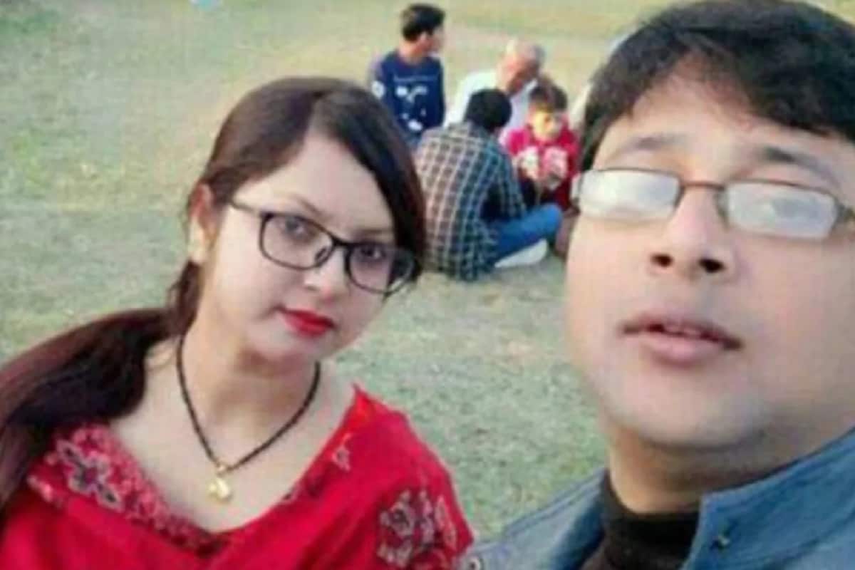 যেই স্কুলে জয়েন করেছিলেন ফাতেমা তাঁর বাড়ি থেকে সেই স্কুলের দূরত্ব ছিল ৩০ কিমি ৷ এতখানি রাস্তা প্রতিদিন বাসে করে যাওয়া আসা করতে হত ফাতেমাকে ৷ বাসে যাতায়াতের পরে ৮ কিমি পথ পায়ে হেঁটে চলতে হত ৷ এরপরেও ফাতেমা আশা ছাড়েননি ৷ স্কুল যেতে আস্তে অনেক সময় কেটে যায়ার পরে নিজের লেখাপড়া করতেন ৷ তিনবার ইউপিএসসি পরীক্ষায় ব্যর্থ হওয়ার পর ক্রমশই মনোবল ভাঙতে থাকে ফাতেমার ৷ ছবি সৌজন্যে নিউজ 18 গুজরাতি৷ যেই স্কুলে জয়েন করেছিলেন ফাতেমা তাঁর বাড়ি থেকে সেই স্কুলের দূরত্ব ছিল ৩০ কিমি ৷ এতখানি রাস্তা প্রতিদিন বাসে করে যাওয়া আসা করতে হত ফাতেমাকে ৷ বাসে যাতায়াতের পরে ৮ কিমি পথ পায়ে হেঁটে চলতে হত ৷ এরপরেও ফাতেমা আশা ছাড়েননি ৷ স্কুল যেতে আস্তে অনেক সময় কেটে যায়ার পরে নিজের লেখাপড়া করতেন ৷ তিনবার ইউপিএসসি পরীক্ষায় ব্যর্থ হওয়ার পর ক্রমশই মনোবল ভাঙতে থাকে ফাতেমার ৷ ছবি সৌজন্যে নিউজ 18 গুজরাতি৷