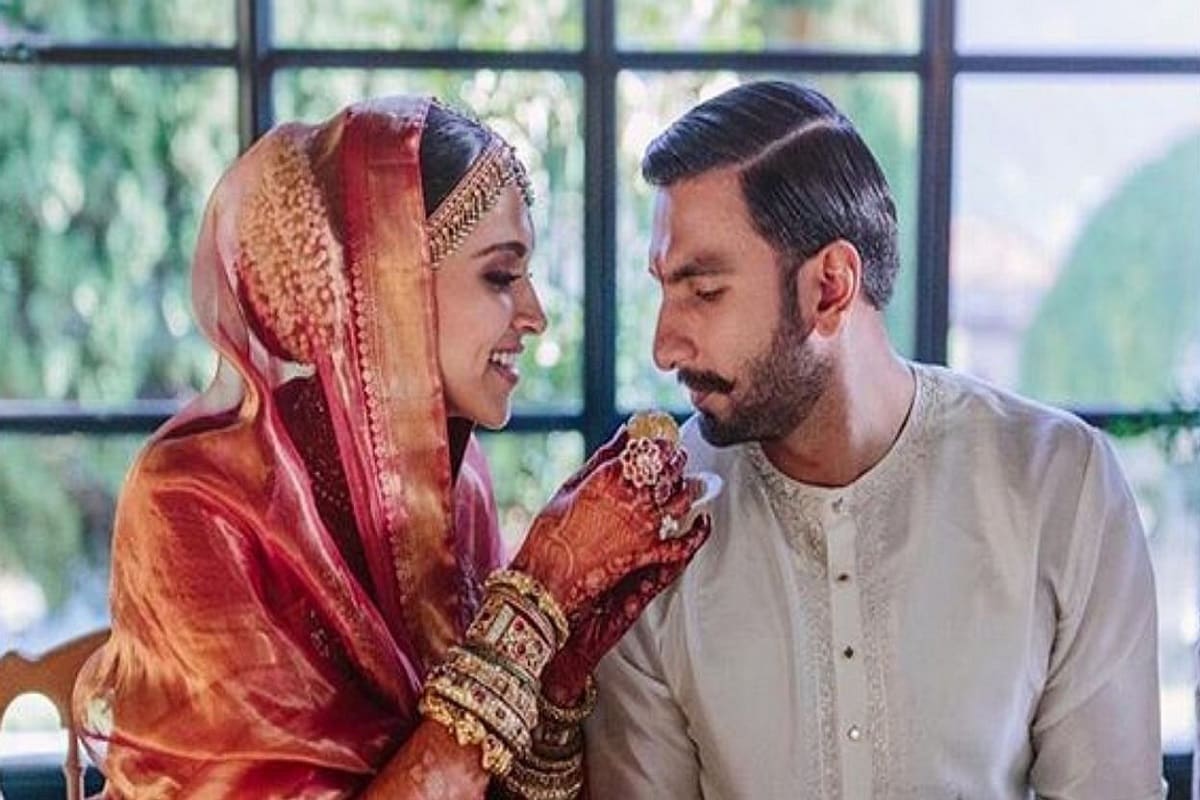 • মাদক কাণ্ডে নাম জড়িয়েছে দীপিকা পাড়ুকোনের । নাম জড়িয়েছে সারা আলি খান, শ্রদ্ধা কাপুর, রকুল প্রীতি সিংদেরও । দীপিকা এই মুহূর্তে বলিউডের অন্যতম সেরা তো বটেই, দেশের মধ্যে এক নম্বর নায়িকা বললেও কিছু ভুল বলা হবে না । তাই এই অবৈধ চক্রে দীপিকার নাম জড়ানোয় স্বাভাবিকভাবেই অস্বস্তিতে গোটা বলিউড । • মাদক কাণ্ডে নাম জড়িয়েছে দীপিকা পাড়ুকোনের । নাম জড়িয়েছে সারা আলি খান, শ্রদ্ধা কাপুর, রকুল প্রীতি সিংদেরও । দীপিকা এই মুহূর্তে বলিউডের অন্যতম সেরা তো বটেই, দেশের মধ্যে এক নম্বর নায়িকা বললেও কিছু ভুল বলা হবে না । তাই এই অবৈধ চক্রে দীপিকার নাম জড়ানোয় স্বাভাবিকভাবেই অস্বস্তিতে গোটা বলিউড ।