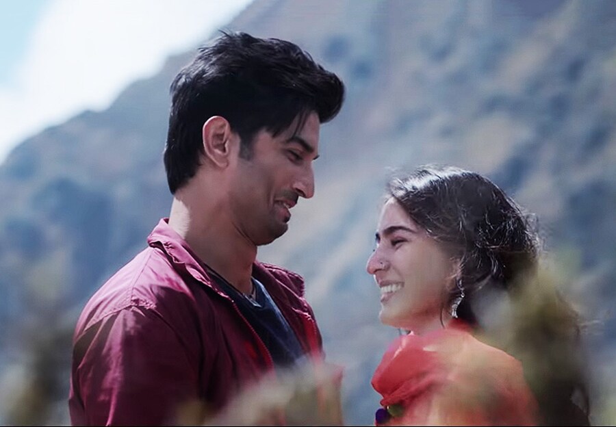 নানা মুনির নানা মত । তবু বেশিরভাগ সূত্রেরই দাবি, ইন্ডাস্ট্রির চাপেই শেষ হযে যায় এই সম্পর্ক । নবাব পরিবারের কন্যা, বলিউডের হেভিওয়েট পরিবারের বংশধর সারা আলি খানের প্রেম যে বলিউডের বাইরে থেকে আসা এক নায়কের সঙ্গে হতে পারে, তা মানতে চায়নি পতৌদি খানদান । আর সে কারণেই সরে আসতে হয়েছিল দু’জনকে । এমনকী একটি রিয়্যালিটি শোয়ে এসে করিনাও বলেছিলেন, মেয়েকে তিনি উপদেশ দেবেন তাঁর প্রথম ছবির নায়কের সঙ্গে যেন প্রেম না করে । নানা মুনির নানা মত । তবু বেশিরভাগ সূত্রেরই দাবি, ইন্ডাস্ট্রির চাপেই শেষ হযে যায় এই সম্পর্ক । নবাব পরিবারের কন্যা, বলিউডের হেভিওয়েট পরিবারের বংশধর সারা আলি খানের প্রেম যে বলিউডের বাইরে থেকে আসা এক নায়কের সঙ্গে হতে পারে, তা মানতে চায়নি পতৌদি খানদান । আর সে কারণেই সরে আসতে হয়েছিল দু’জনকে । এমনকী একটি রিয়্যালিটি শোয়ে এসে করিনাও বলেছিলেন, মেয়েকে তিনি উপদেশ দেবেন তাঁর প্রথম ছবির নায়কের সঙ্গে যেন প্রেম না করে ।