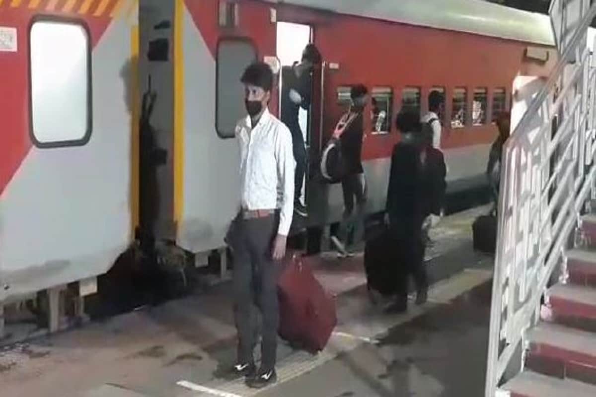 •আগামিকাল রাজ্যে পূর্ণ লকডাউনের দিনে বিমানের মতো বন্ধ থাকবে রেল। পূর্ণ লকডাউনে রাজ্যে বন্ধ থাকবে সমস্ত স্পেশাল ট্রেন। শুধু মাত্র স্টাফ স্পেশাল চলাচল করবে। যদিও সেখানে যারা স্টাফ নয় তাদের উঠতে বারণ করা হচ্ছে। •আগামিকাল রাজ্যে পূর্ণ লকডাউনের দিনে বিমানের মতো বন্ধ থাকবে রেল। পূর্ণ লকডাউনে রাজ্যে বন্ধ থাকবে সমস্ত স্পেশাল ট্রেন। শুধু মাত্র স্টাফ স্পেশাল চলাচল করবে। যদিও সেখানে যারা স্টাফ নয় তাদের উঠতে বারণ করা হচ্ছে।