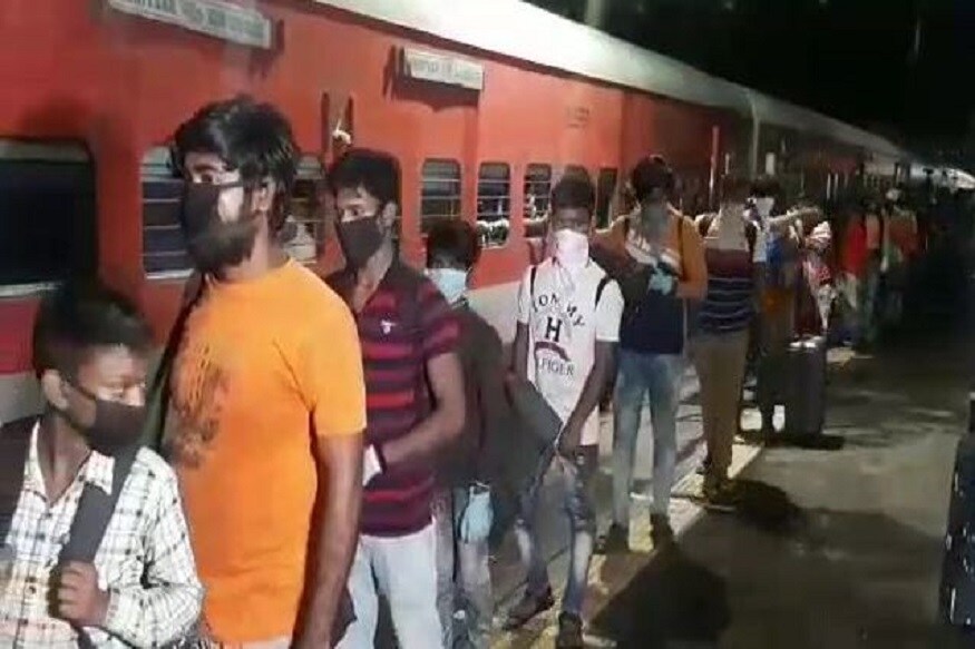 •এছাড়া আরও বেশ কিছু ট্রেনের যাত্রাপথ সংক্ষিপ্ত করা হয়েছে। তার মধ্যে থাকছে সেকেন্দ্রাবাদ-হাওড়া স্পেশাল। এই ট্রেন হাওড়ার বদলে ভুবনেশ্বর আসবে। ভুবনেশ্বর থেকে নয়াদিল্লি স্পেশাল এবং এসি এক্সপ্রেসের কোনও স্টপেজ থাকছে না হিজলি স্টেশনে। ভুবনেশ্বর থেকে নিউ দিল্লি স্পেশাল হিজলি ও পুরুলিয়ায় থামবে না। নিউ দিল্লি-ভুবনেশ্বর স্পেশাল ট্রেনও থামবে না হিজলি ও পুরুলিয়ায়। সি এস এম টি স্পেশাল ট্রেন বাতিল হাওড়া-যোধপুর স্পেশাল ট্রেন বন্ধ থাকবে। •এছাড়া আরও বেশ কিছু ট্রেনের যাত্রাপথ সংক্ষিপ্ত করা হয়েছে। তার মধ্যে থাকছে সেকেন্দ্রাবাদ-হাওড়া স্পেশাল। এই ট্রেন হাওড়ার বদলে ভুবনেশ্বর আসবে। ভুবনেশ্বর থেকে নয়াদিল্লি স্পেশাল এবং এসি এক্সপ্রেসের কোনও স্টপেজ থাকছে না হিজলি স্টেশনে। ভুবনেশ্বর থেকে নিউ দিল্লি স্পেশাল হিজলি ও পুরুলিয়ায় থামবে না। নিউ দিল্লি-ভুবনেশ্বর স্পেশাল ট্রেনও থামবে না হিজলি ও পুরুলিয়ায়। সি এস এম টি স্পেশাল ট্রেন বাতিল হাওড়া-যোধপুর স্পেশাল ট্রেন বন্ধ থাকবে।