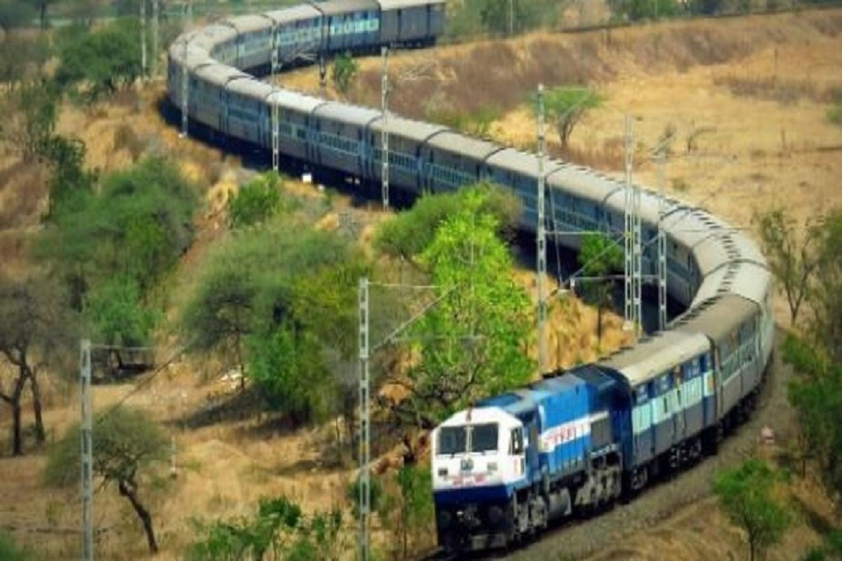 •আগামিকাল, সোমবার, পশ্চিমবঙ্গে সাপ্তাহিক লকডাউন। রেল সূত্রে খবর, এই দিন কোনও ট্রেন রাজ্য থেকে ছাড়বে না। অন্য রাজ্য থেকে ট্রেন এখানে এসে পৌঁছবে না। ফলে হাওড়া, শিয়ালদহ, খড়গপুর শিলিগুড়ি সহ একাধিক ডিভিশনে ট্রেন বাতিলের কথা আগে ভাগেই জানিয়ে দিয়েছে পূর্ব, দক্ষিণ-পূর্ব ও উত্তর-পূর্ব সীমান্ত রেলে। •আগামিকাল, সোমবার, পশ্চিমবঙ্গে সাপ্তাহিক লকডাউন। রেল সূত্রে খবর, এই দিন কোনও ট্রেন রাজ্য থেকে ছাড়বে না। অন্য রাজ্য থেকে ট্রেন এখানে এসে পৌঁছবে না। ফলে হাওড়া, শিয়ালদহ, খড়গপুর শিলিগুড়ি সহ একাধিক ডিভিশনে ট্রেন বাতিলের কথা আগে ভাগেই জানিয়ে দিয়েছে পূর্ব, দক্ষিণ-পূর্ব ও উত্তর-পূর্ব সীমান্ত রেলে।