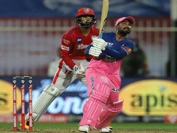 রাহুল তেওয়াটিয়া- বর্তমানে রাজস্থানের তারকা প্লেয়ার এই বাঁ-হাতি ব্যাটসম্যান। রবিবার পঞ্জাবের বিরুদ্ধে তাঁর বিধ্বংসী ইনিংস রাতারাতি তেওয়াটিয়ার প্রতি দলের ভরসাকে কয়েকগুণ বাড়িয়ে দিয়েছে। ওই দিন ৩১ বলে ৫৩ রান, বিশেষ করে এক ওভারে পাঁচটা ছয়ের সুবাদে রাজস্থানের জয় ছিনিয়ে আনেন রাহুল। পাশাপাশি চলতি আইপিএলে রাজস্থানের হয়ে এখন সর্বোচ্চ উইকেট প্রাপকও তিনি। তাই আজকের ম্যাচে এই অলরাউন্ডারের দিকে নজর থাকবে সবার। রাহুল তেওয়াটিয়া- বর্তমানে রাজস্থানের তারকা প্লেয়ার এই বাঁ-হাতি ব্যাটসম্যান। রবিবার পঞ্জাবের বিরুদ্ধে তাঁর বিধ্বংসী ইনিংস রাতারাতি তেওয়াটিয়ার প্রতি দলের ভরসাকে কয়েকগুণ বাড়িয়ে দিয়েছে। ওই দিন ৩১ বলে ৫৩ রান, বিশেষ করে এক ওভারে পাঁচটা ছয়ের সুবাদে রাজস্থানের জয় ছিনিয়ে আনেন রাহুল। পাশাপাশি চলতি আইপিএলে রাজস্থানের হয়ে এখন সর্বোচ্চ উইকেট প্রাপকও তিনি। তাই আজকের ম্যাচে এই অলরাউন্ডারের দিকে নজর থাকবে সবার।