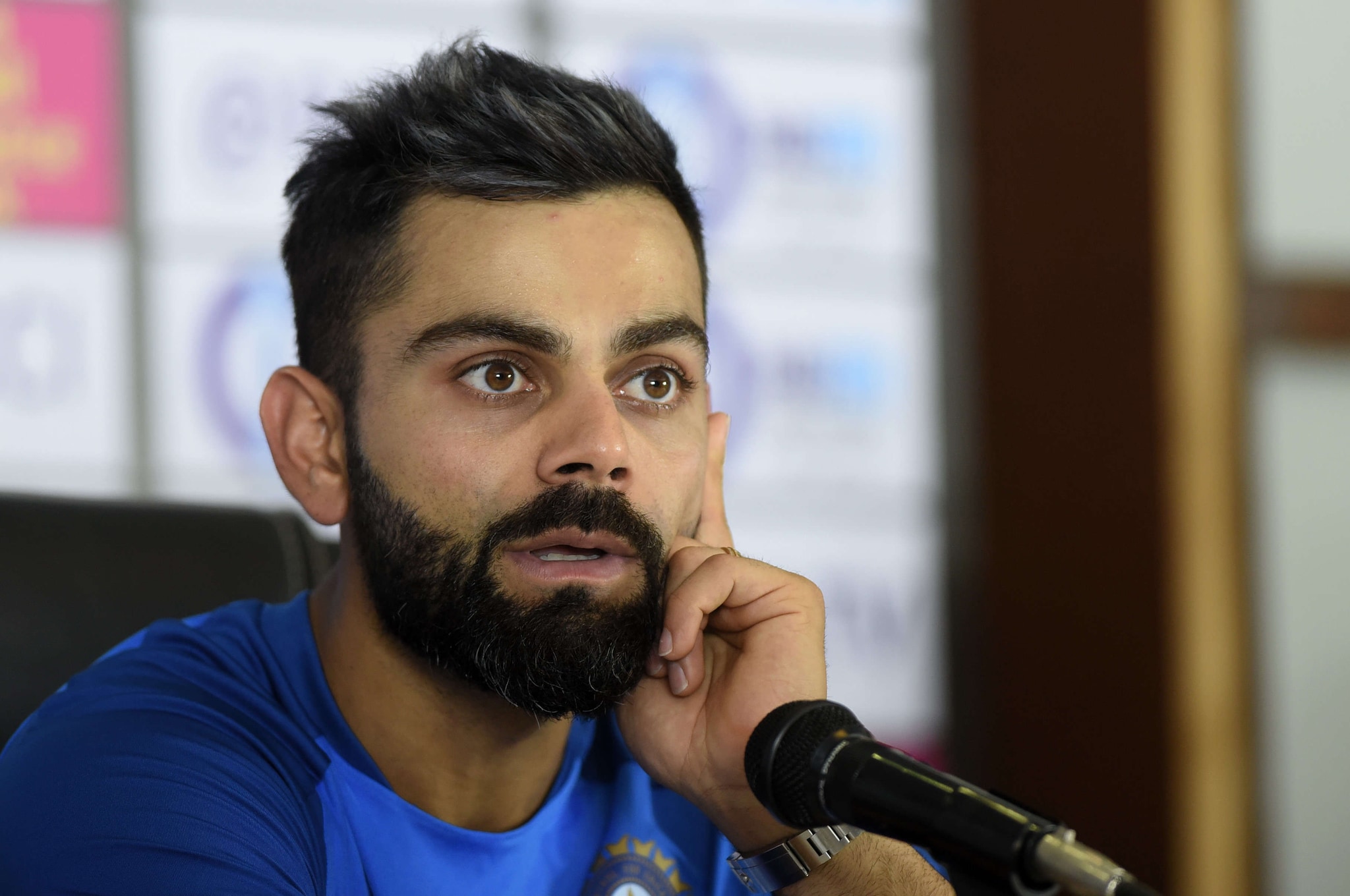 জানা গিয়েছে বিরাট এক ধরনের মিনারেল ওয়াটার খান, নাম এভিয়েন ৷ ফ্রান্সের এক ঝরনার জল পরিশোধন করে বোতলবন্দি করে বিক্রি হয় ৷ সেই বোতলবন্দি এক লিটার জলের দাম ৬০০ টাকা ৷ বছরে শুধু ৭ লাখ টাকা মূল্যের জল পান করেন কোহলি৷ জানা গিয়েছে বিরাট এক ধরনের মিনারেল ওয়াটার খান, নাম এভিয়েন ৷ ফ্রান্সের এক ঝরনার জল পরিশোধন করে বোতলবন্দি করে বিক্রি হয় ৷ সেই বোতলবন্দি এক লিটার জলের দাম ৬০০ টাকা ৷ বছরে শুধু ৭ লাখ টাকা মূল্যের জল পান করেন কোহলি৷
