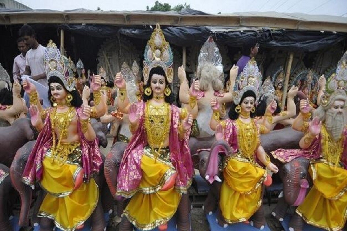 বিশ্বকর্মা বৈদিক দেবতা, ঋগবেদের ১০ম মণ্ডলে ৮১ এবং ৮২ সূক্তদ্বয়ে বিশ্বকর্মার উল্লেখ আছে। ঋকবেদ অনুসারে তিনি সর্বদর্শী এবং সর্বজ্ঞ। তাঁর চক্ষু, মুখমণ্ডল, বাহু ও পদ সবদিকে পরিব্যাপ্ত। তিনি বাচস্পতি, মনোজব, বদান্য, কল্যাণকর্মা ও বিধাতা অভিধায় ভূষিত। তিনি ধাতা, বিশ্বদ্রষ্টা ও প্রজাপতি। ঋকবেদের যে অধ্যায়ে তাঁর কথার চর্চা রয়েছে সেই অধ্যায়কে বলে সতাপত্যা বেদ- এটি আসলে কারিগরি ও ইঞ্জিনিয়ারিং সংক্রান্ত আলোচনায় পূর্ণ৷Photo- Collected বিশ্বকর্মা বৈদিক দেবতা, ঋগবেদের ১০ম মণ্ডলে ৮১ এবং ৮২ সূক্তদ্বয়ে বিশ্বকর্মার উল্লেখ আছে। ঋকবেদ অনুসারে তিনি সর্বদর্শী এবং সর্বজ্ঞ। তাঁর চক্ষু, মুখমণ্ডল, বাহু ও পদ সবদিকে পরিব্যাপ্ত। তিনি বাচস্পতি, মনোজব, বদান্য, কল্যাণকর্মা ও বিধাতা অভিধায় ভূষিত। তিনি ধাতা, বিশ্বদ্রষ্টা ও প্রজাপতি। ঋকবেদের যে অধ্যায়ে তাঁর কথার চর্চা রয়েছে সেই অধ্যায়কে বলে সতাপত্যা বেদ- এটি আসলে কারিগরি ও ইঞ্জিনিয়ারিং সংক্রান্ত আলোচনায় পূর্ণ৷Photo- Collected