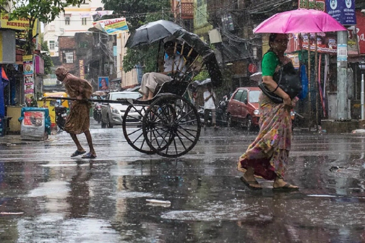 দুর্যোগপূর্ণ আবহাওয়ার পূর্বাভাস দিল হাওয়া অফিস। আবহাওয়া দফতরের রিপোর্ট অনুযায়ী আজ সারাদিন রাজ্যজুড়ে আকাশ মেঘলা থাকবে। সঙ্গে থাকছে বৃষ্টির সম্ভাবনা। দক্ষিণবঙ্গে আগামী ২৪ ঘণ্টায় বিক্ষিপ্ত ভারী বৃষ্টি হবে। রাজ্যজুড়ে হালকা থেকে মাঝারি বৃষ্টির পূর্বাভাস থাকছে। দুর্যোগপূর্ণ আবহাওয়ার পূর্বাভাস দিল হাওয়া অফিস। আবহাওয়া দফতরের রিপোর্ট অনুযায়ী আজ সারাদিন রাজ্যজুড়ে আকাশ মেঘলা থাকবে। সঙ্গে থাকছে বৃষ্টির সম্ভাবনা। দক্ষিণবঙ্গে আগামী ২৪ ঘণ্টায় বিক্ষিপ্ত ভারী বৃষ্টি হবে। রাজ্যজুড়ে হালকা থেকে মাঝারি বৃষ্টির পূর্বাভাস থাকছে।