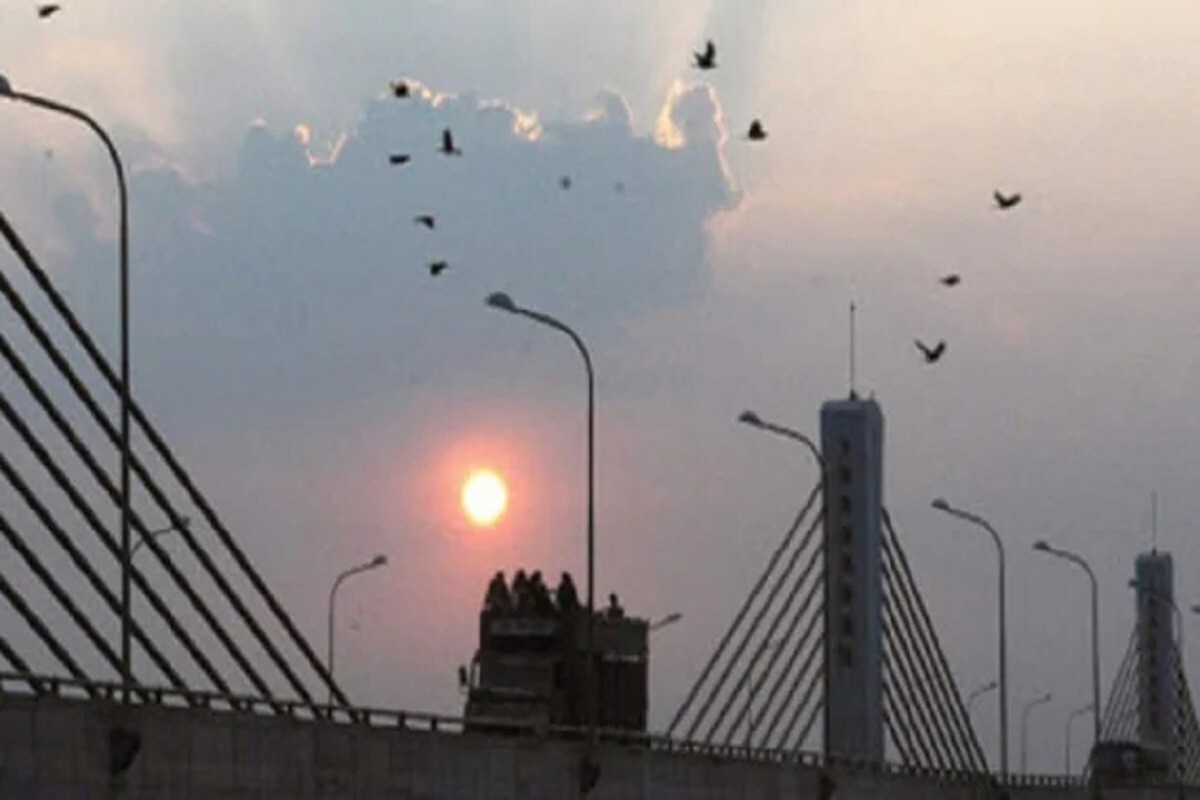 দক্ষিণবঙ্গে আগামী ২৪ ঘণ্টায় কোন ভারী বৃষ্টির সর্তকতা নেই। তবে বজ্রগর্ভ মেঘ থেকে বজ্রবিদ্যুৎ-সহ বিক্ষিপ্ত বৃষ্টি হতে পারে গাঙ্গেয় পশ্চিমবঙ্গে। আগামী কয়েকদিন আর্দ্রতা জনিত অস্বস্তি আরও বাড়বে দক্ষিণবঙ্গের জেলাগুলিতে। দক্ষিণবঙ্গে আগামী ২৪ ঘণ্টায় কোন ভারী বৃষ্টির সর্তকতা নেই। তবে বজ্রগর্ভ মেঘ থেকে বজ্রবিদ্যুৎ-সহ বিক্ষিপ্ত বৃষ্টি হতে পারে গাঙ্গেয় পশ্চিমবঙ্গে। আগামী কয়েকদিন আর্দ্রতা জনিত অস্বস্তি আরও বাড়বে দক্ষিণবঙ্গের জেলাগুলিতে।