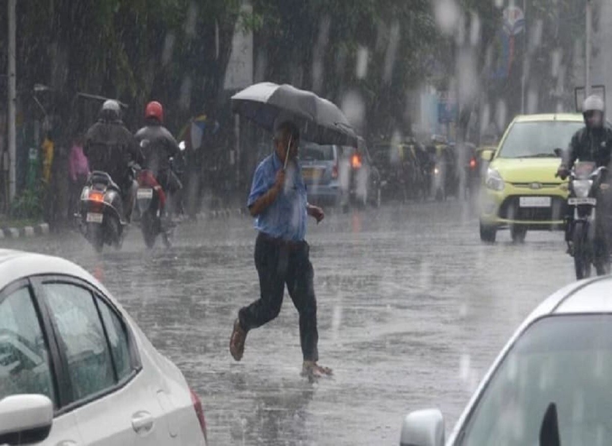 বৃষ্টি আরও বাড়বে সোমবার। দক্ষিণবঙ্গের বেশ কিছু জেলায় ওই দিন ভারী থেকে অতিভারী বৃষ্টির সম্ভাবনা রয়েছে। বৃষ্টি আরও বাড়বে সোমবার। দক্ষিণবঙ্গের বেশ কিছু জেলায় ওই দিন ভারী থেকে অতিভারী বৃষ্টির সম্ভাবনা রয়েছে।