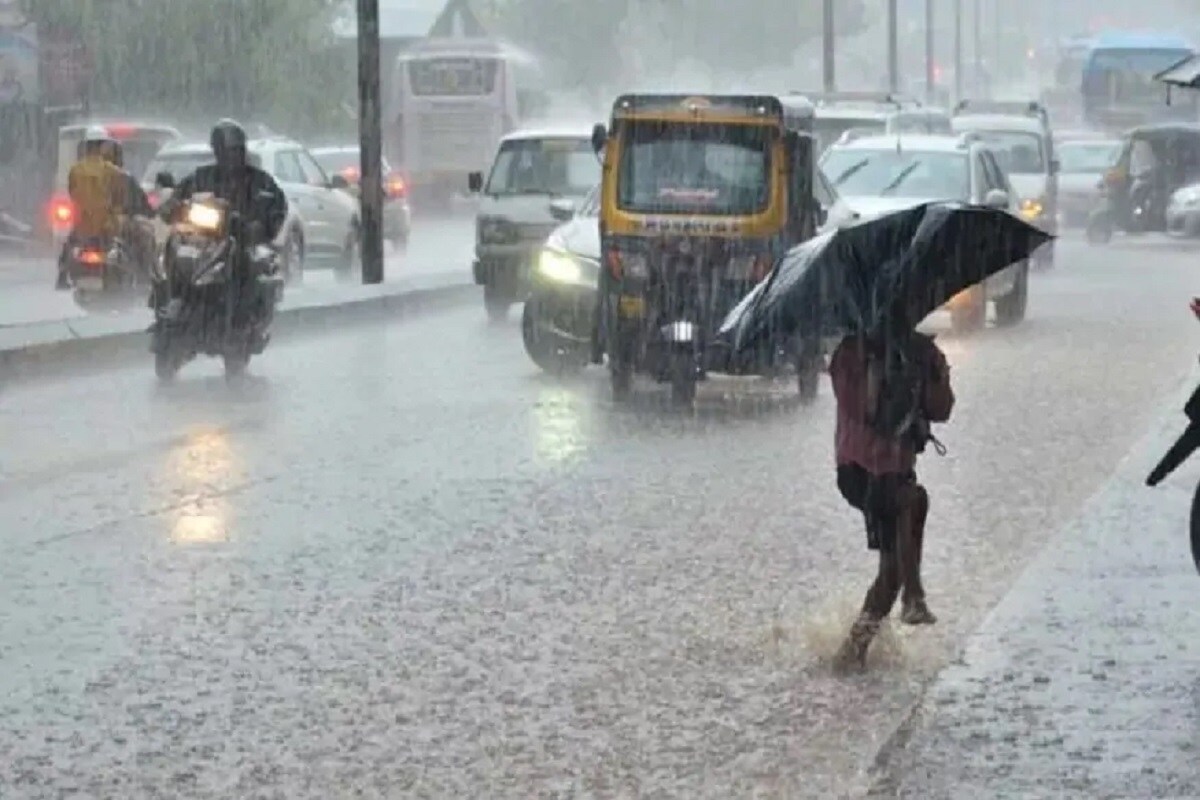 কলকাতাতেও আজ মূলত মেঘলা আকাশ থাকছে ।কয়েক পশলা হালকা থেকে মাঝারি বৃষ্টির সম্ভাবনা। বাতাসে জলীয় বাষ্প বেশি থাকায় আর্দ্রতা জনিত অস্বস্তি থাকবে। কলকাতাতেও আজ মূলত মেঘলা আকাশ থাকছে ।কয়েক পশলা হালকা থেকে মাঝারি বৃষ্টির সম্ভাবনা। বাতাসে জলীয় বাষ্প বেশি থাকায় আর্দ্রতা জনিত অস্বস্তি থাকবে।
