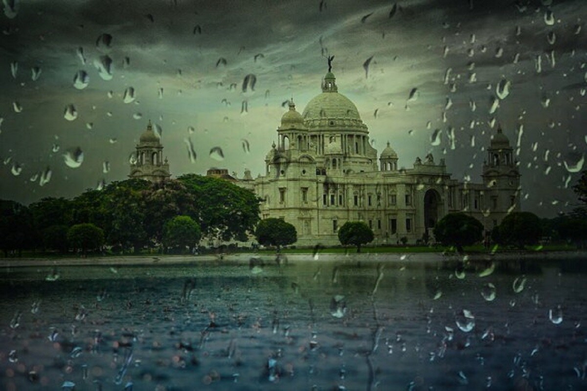 কলকাতায় আজ মূলত মেঘলা আকাশ। কয়েক পশলা হালকা মাঝারি বৃষ্টি হবে। বজ্রবিদ্যুৎ সহ বৃষ্টির সম্ভাবনা। আজ সকালে সর্বনিম্ন তাপমাত্রা ছিল ২৪.১ ডিগ্রি সেলসিয়াস । যা স্বাভাবিকের থেকে ২ ডিগ্রি নিচে। গতকাল বিকেলে সর্বোচ্চ তাপমাত্রা ছিল ৩৫.৫ ডিগ্রী সেলসিয়াস। স্বাভাবিকের থেকে তিন ডিগ্রি সেলসিয়াস বেশি। বাতাসে আপেক্ষিক আদ্রতার পরিমাণ ৫৮ থেকে ৯৬ শতাংশ। গত ২৪ ঘন্টায় বৃষ্টি হয়েছে নয় মিলিমিটার। কলকাতায় আজ মূলত মেঘলা আকাশ। কয়েক পশলা হালকা মাঝারি বৃষ্টি হবে। বজ্রবিদ্যুৎ সহ বৃষ্টির সম্ভাবনা। আজ সকালে সর্বনিম্ন তাপমাত্রা ছিল ২৪.১ ডিগ্রি সেলসিয়াস । যা স্বাভাবিকের থেকে ২ ডিগ্রি নিচে। গতকাল বিকেলে সর্বোচ্চ তাপমাত্রা ছিল ৩৫.৫ ডিগ্রী সেলসিয়াস। স্বাভাবিকের থেকে তিন ডিগ্রি সেলসিয়াস বেশি। বাতাসে আপেক্ষিক আদ্রতার পরিমাণ ৫৮ থেকে ৯৬ শতাংশ। গত ২৪ ঘন্টায় বৃষ্টি হয়েছে নয় মিলিমিটার।