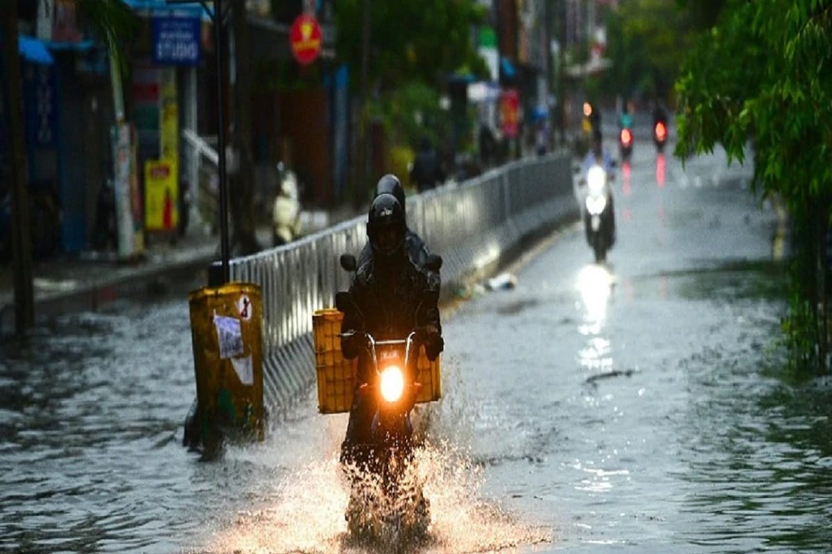 উত্তরবঙ্গে আগামী ২৪ ঘণ্টায় অতি ভারী বৃষ্টির কমলা সতর্কতা। দার্জিলিং জলপাইগুড়ি ও কোচবিহারে ২০০ মিলিমিটার এর বেশি বৃষ্টিপাতের আশঙ্কা। ভারী থেকে অতি ভারী বৃষ্টি হবে কালিম্পং আলিপুরদুয়ার উত্তর ও দক্ষিণ দিনাজপুরে। মালদাতে ও ভারী বৃষ্টির আশঙ্কা। উত্তরবঙ্গে আগামী ২৪ ঘণ্টায় অতি ভারী বৃষ্টির কমলা সতর্কতা। দার্জিলিং জলপাইগুড়ি ও কোচবিহারে ২০০ মিলিমিটার এর বেশি বৃষ্টিপাতের আশঙ্কা। ভারী থেকে অতি ভারী বৃষ্টি হবে কালিম্পং আলিপুরদুয়ার উত্তর ও দক্ষিণ দিনাজপুরে। মালদাতে ও ভারী বৃষ্টির আশঙ্কা।