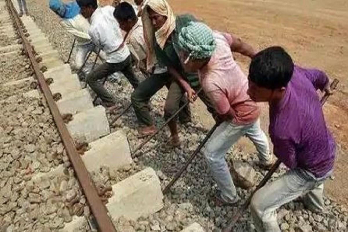 •২০১৪ থেকে অ্যাক্সিডেন্টাল ডেথ অ্যান্ড সুইসাইড নামে তথ্য সংগ্রহ করতে থাকে ন্যাশনল ক্রাইম রেকর্ড ব্যুরো৷ কারণ সেই সময় থেকেই মজুরদের মধ্যে আত্মহত্যার প্রবণতা বাড়তে থাকে৷ ২০১৮-এ যা ২২.৪ শতাংশ বেড়ে যায়৷ •২০১৪ থেকে অ্যাক্সিডেন্টাল ডেথ অ্যান্ড সুইসাইড নামে তথ্য সংগ্রহ করতে থাকে ন্যাশনল ক্রাইম রেকর্ড ব্যুরো৷ কারণ সেই সময় থেকেই মজুরদের মধ্যে আত্মহত্যার প্রবণতা বাড়তে থাকে৷ ২০১৮-এ যা ২২.৪ শতাংশ বেড়ে যায়৷