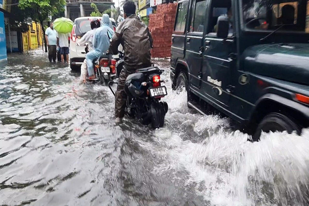 ঘণ্টা দুয়েকের অবিরাম বৃষ্টি। আর তাতেই জলমগ্ন হয়ে পড়ল শিলিগুড়ি পুরসভার একাধিক ওয়ার্ড। পুরসভার ১৩, ৩১, ৩৯ এবং ৪৬ নং ওয়ার্ডের বিস্তীর্ণ এলাকায় জল থৈ থৈ অবস্থা। কোনও কোনও এলাকায় কোমর সমান তো আবার কোথাও হাঁটু জল। ফের শহরের বেহাল নিকাশী নালার ছবি স্পষ্ট হয়ে আসে। তথ্য ও ছবি Partha Pratim Sarkar ঘণ্টা দুয়েকের অবিরাম বৃষ্টি। আর তাতেই জলমগ্ন হয়ে পড়ল শিলিগুড়ি পুরসভার একাধিক ওয়ার্ড। পুরসভার ১৩, ৩১, ৩৯ এবং ৪৬ নং ওয়ার্ডের বিস্তীর্ণ এলাকায় জল থৈ থৈ অবস্থা। কোনও কোনও এলাকায় কোমর সমান তো আবার কোথাও হাঁটু জল। ফের শহরের বেহাল নিকাশী নালার ছবি স্পষ্ট হয়ে আসে। তথ্য ও ছবি Partha Pratim Sarkar