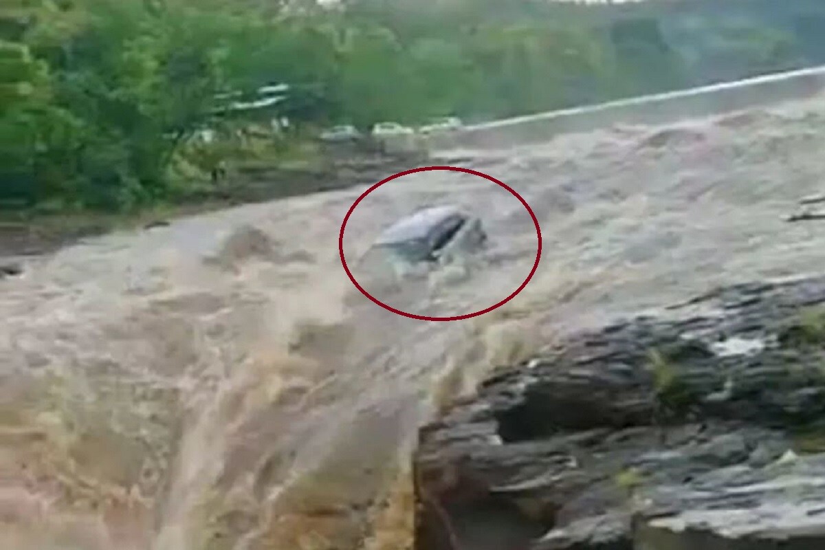 ▪️রবিবার ইন্দোর থেকে অনেকে এখানে পৌঁছন। হঠাৎ এই জলপ্রপাতে বাড়তে থাকে জল৷ জলের তোড়ে ভেসে যেতে থাকে ৩টি গাড়ি! যার মধ্যে দুটিকে উদ্ধার করা সম্ভব হলেও, একটি ভেসে যায়। যদিও ওই গাড়িতে কেউ ছিলেন না৷ ▪️রবিবার ইন্দোর থেকে অনেকে এখানে পৌঁছন। হঠাৎ এই জলপ্রপাতে বাড়তে থাকে জল৷ জলের তোড়ে ভেসে যেতে থাকে ৩টি গাড়ি! যার মধ্যে দুটিকে উদ্ধার করা সম্ভব হলেও, একটি ভেসে যায়। যদিও ওই গাড়িতে কেউ ছিলেন না৷