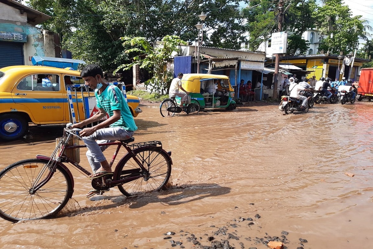▪️বকুলতলার পরেই শকুন্তলা পার্ক, সারদা পার্ক, শিবরামপুর, জোত্- শিবরামপুর, কলকাতা পুরসভার এই সমস্ত এলাকায় বীরেন রায় রোডের বেহাল দশা। এই এলাকায় একদিকে রয়েছে কলকাতা পুরসভার ১২৭ নম্বর ওয়ার্ড অন্যদিকে ১২৮ নম্বর ওয়ার্ড। ১২৮ নম্বর ওয়ার্ডের কাউন্সিলর পুরসভার বিরোধী দলের নেতা রত্না রায় মজুমদার। ১২৭ নম্বর ওয়ার্ডে ও বিরোধীদলের কাউন্সিলার সিপিএমের নিহার ভক্ত। ▪️বকুলতলার পরেই শকুন্তলা পার্ক, সারদা পার্ক, শিবরামপুর, জোত্- শিবরামপুর, কলকাতা পুরসভার এই সমস্ত এলাকায় বীরেন রায় রোডের বেহাল দশা। এই এলাকায় একদিকে রয়েছে কলকাতা পুরসভার ১২৭ নম্বর ওয়ার্ড অন্যদিকে ১২৮ নম্বর ওয়ার্ড। ১২৮ নম্বর ওয়ার্ডের কাউন্সিলর পুরসভার বিরোধী দলের নেতা রত্না রায় মজুমদার। ১২৭ নম্বর ওয়ার্ডে ও বিরোধীদলের কাউন্সিলার সিপিএমের নিহার ভক্ত।