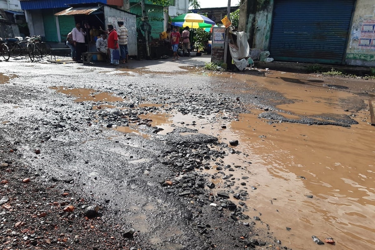 ▪️রত্না রায় মজুমদার জানান, পুরসভার সড়ক দফতরে বারবার জানিয়েও রাস্তার বেহাল দশা সারানো যায়নি। পুরসভার থেকে আশ্বাস মিললেও রাস্তা সংস্কার মেলেনি। বিরোধী দলনেতা হিসেবে তিনি বিষয়টি পুরো প্রশাসক ফিরহাদ হাকিমের নজরে এনেছেন। বেহালা চৌরাস্তা থেকে বকুলতলা পর্যন্ত রাস্তা সরানো হলেও বাকি অংশ কেন মেরামতি শুরু হলো না তা নিয়ে প্রশ্ন তুলেছেন বাম কাউন্সিলররা। ▪️রত্না রায় মজুমদার জানান, পুরসভার সড়ক দফতরে বারবার জানিয়েও রাস্তার বেহাল দশা সারানো যায়নি। পুরসভার থেকে আশ্বাস মিললেও রাস্তা সংস্কার মেলেনি। বিরোধী দলনেতা হিসেবে তিনি বিষয়টি পুরো প্রশাসক ফিরহাদ হাকিমের নজরে এনেছেন। বেহালা চৌরাস্তা থেকে বকুলতলা পর্যন্ত রাস্তা সরানো হলেও বাকি অংশ কেন মেরামতি শুরু হলো না তা নিয়ে প্রশ্ন তুলেছেন বাম কাউন্সিলররা।