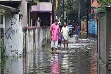 জলে ডুবে গিয়েছে রাস্তা, প্রবল বর্ষণে জলবন্দি একাধিক এলাকা, দুর্ভোগে বাসিন্দারা জলে ডুবে গিয়েছে রাস্তা, প্রবল বর্ষণে জলবন্দি একাধিক এলাকা, দুর্ভোগে বাসিন্দারা