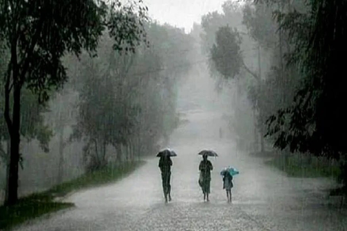 মূলত মেঘলা আকাশ কোথাও কোথাও আংশিক মেঘলা আকাশ। বজ্রগর্ভ মেঘ থেকে স্থানীয়ভাবে বৃষ্টির পূর্বাভাস।বৃষ্টি না হলে দক্ষিণবঙ্গে আর্দ্রতাজনিত অস্বস্তি বাড়বে। মূলত মেঘলা আকাশ কোথাও কোথাও আংশিক মেঘলা আকাশ। বজ্রগর্ভ মেঘ থেকে স্থানীয়ভাবে বৃষ্টির পূর্বাভাস।বৃষ্টি না হলে দক্ষিণবঙ্গে আর্দ্রতাজনিত অস্বস্তি বাড়বে।