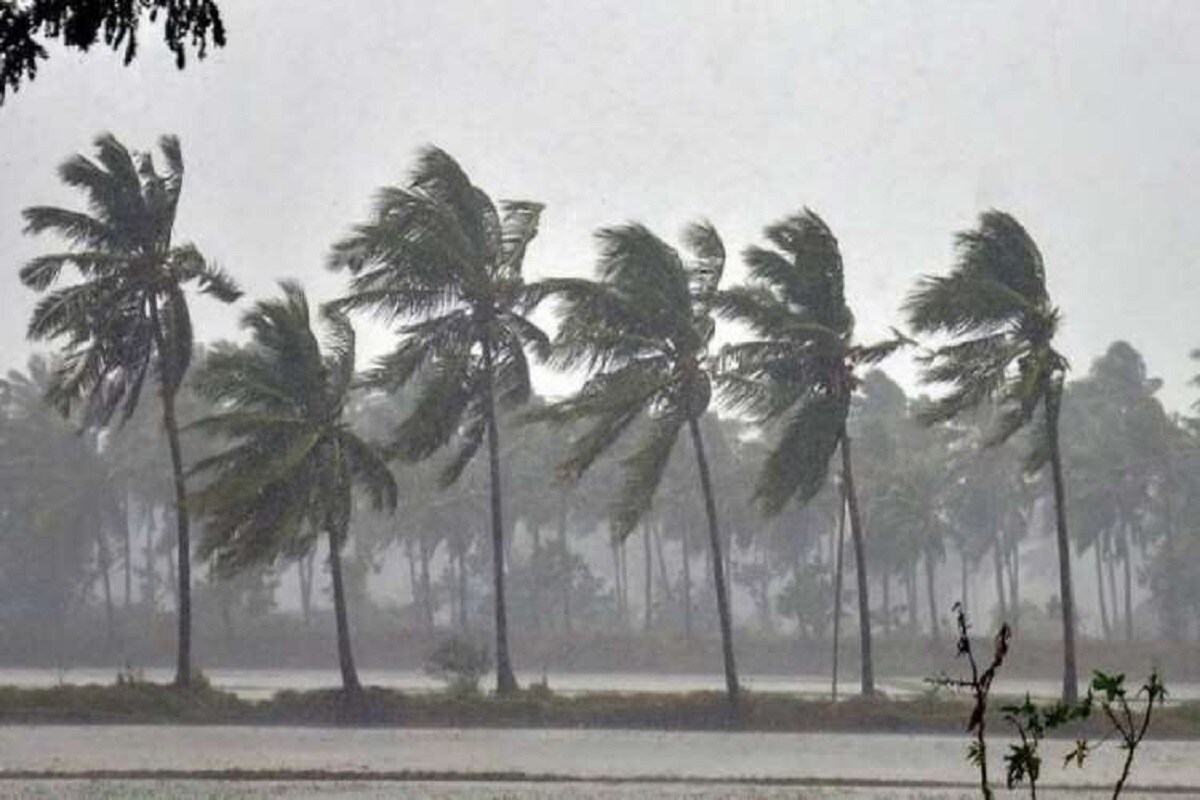 গত ২৪ ঘন্টায় কোথায় কত বৃষ্টিপাত হয়েছে দেখা যাক। হিসেব রাখা রইল মিলিমিটারে।কুমারগ্রাম ২৫০, দোমোহানি ১৯০, জলপাইগুড়িতে ১৮০, বারোভিষা ১৮০, বাগডোগরা ১৮০, ফালাকাটায়১৩০,শিলিগুড়িতে ১২০, চম্পাসারিতে ১২০, সুখিয়াপোখড়ি ১১০, নেওরা ১১০, নাগরাকাটা১১০, চেপান ১১০, আলিপুরদুয়ার ১০০, মাথাভাঙ্গা ১০০ গাজলডোবা ১০০, দার্জিলিং ১০০, কোচবিহার ৯০, বক্সাদুয়ার ৯০, সেবক ৯০, মূর্তি ৮০, ঝালং ৭০, হাসিমারা ৭০। গত ২৪ ঘন্টায় কোথায় কত বৃষ্টিপাত হয়েছে দেখা যাক। হিসেব রাখা রইল মিলিমিটারে।কুমারগ্রাম ২৫০, দোমোহানি ১৯০, জলপাইগুড়িতে ১৮০, বারোভিষা ১৮০, বাগডোগরা ১৮০, ফালাকাটায়১৩০,শিলিগুড়িতে ১২০, চম্পাসারিতে ১২০, সুখিয়াপোখড়ি ১১০, নেওরা ১১০, নাগরাকাটা১১০, চেপান ১১০, আলিপুরদুয়ার ১০০, মাথাভাঙ্গা ১০০ গাজলডোবা ১০০, দার্জিলিং ১০০, কোচবিহার ৯০, বক্সাদুয়ার ৯০, সেবক ৯০, মূর্তি ৮০, ঝালং ৭০, হাসিমারা ৭০।