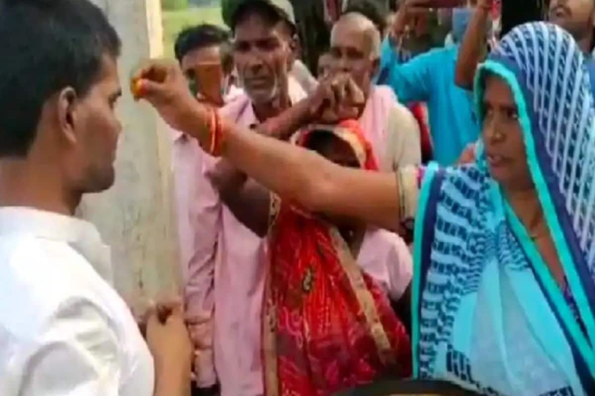 অনিল বাড়ি পৌঁছে বড়দের থেকে আশীর্বাদ নিয়েছেন, অনিলকে কাছে পেয়ে আবেগে ভেসেছেন সবাই ৷ পরিবারের লোকেরা অনিলের বেঁচে থাকার আশাই ছেড়ে দিয়েছিলেন ৷ অনিল বাড়ি পৌঁছে বড়দের থেকে আশীর্বাদ নিয়েছেন, অনিলকে কাছে পেয়ে আবেগে ভেসেছেন সবাই ৷ পরিবারের লোকেরা অনিলের বেঁচে থাকার আশাই ছেড়ে দিয়েছিলেন ৷