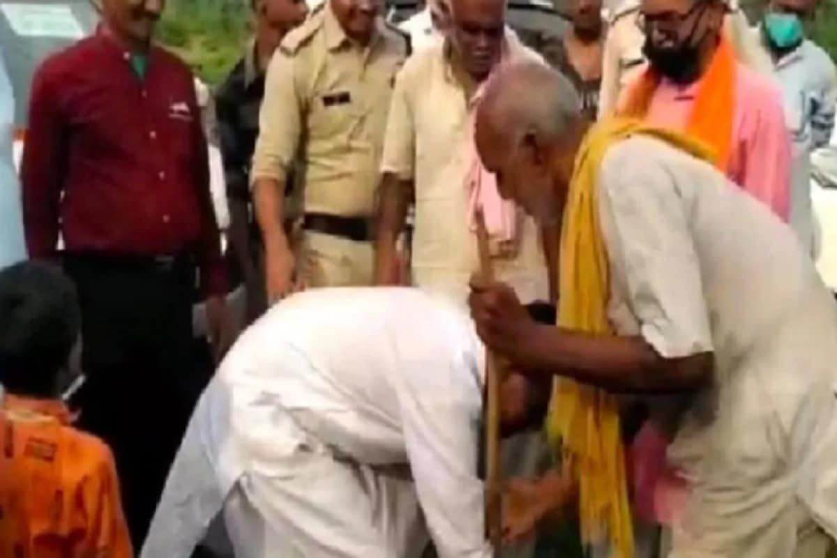 নাতির বেঁচে থাকার খবরে যেন উজ্জীবিত ঠাকুরদা ৷ করজোড়ে নাতিকে স্বাগত জানিয়েছেন তিনি ৷ রিবা জেলার থেকে ৮০ কিমি দূরে ছন্দহই গ্রামের বাসিন্দা অনিল আজ থেকে পাঁচ বছর আগে অর্তাৎ ২০১৫ সাল থেকেই নিখোঁজ ছিলেন ৷ পরিবারের পক্ষ থেকে নিরুদ্দেশের অভিযোগ জানিয়েছিল ৷ কিন্তু কোন খবর পাওয়া যায়নি শেষ পর্যন্ত ৷ নাতির বেঁচে থাকার খবরে যেন উজ্জীবিত ঠাকুরদা ৷ করজোড়ে নাতিকে স্বাগত জানিয়েছেন তিনি ৷ রিবা জেলার থেকে ৮০ কিমি দূরে ছন্দহই গ্রামের বাসিন্দা অনিল আজ থেকে পাঁচ বছর আগে অর্তাৎ ২০১৫ সাল থেকেই নিখোঁজ ছিলেন ৷ পরিবারের পক্ষ থেকে নিরুদ্দেশের অভিযোগ জানিয়েছিল ৷ কিন্তু কোন খবর পাওয়া যায়নি শেষ পর্যন্ত ৷