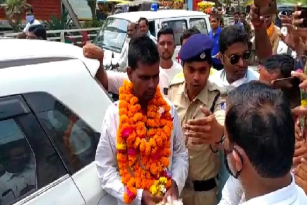 শুক্রবারই অনিল এক সরকারি আমলার সঙ্গে গ্রামে পৌঁছতেই তাঁকে দেখতে মানুষের ভিড় উপচে পড়েছে ৷ অনিল ফিরে এসেছে কিন্তু একদম চুপচাপ ৷ কী করে পাকস্তান পৌঁছলেন কেউই জানেনা ৷ মানসিক ভারসাম্য হারিয়ে পাকিস্তানে চলে গিয়েছিলেন অনিল ৷ নিরুদ্দেশ হওয়ার সময়ে অনিলের বিয়ে হয়ে গিয়েছিল ৷ অনিলের স্ত্রী স্বামীর ফিরে আসার আশায় তিন বছর অপেক্ষা করে বাপের বাড়ি চলে যায় ৷ কোনও ভাবেই অনিলের ফিরে আসার কোনও সম্ভাবনা না থাকায় ফের বাড়ির লোকেরা বিয়ে দিয়ে দেন তাঁর ৷ শুক্রবারই অনিল এক সরকারি আমলার সঙ্গে গ্রামে পৌঁছতেই তাঁকে দেখতে মানুষের ভিড় উপচে পড়েছে ৷ অনিল ফিরে এসেছে কিন্তু একদম চুপচাপ ৷ কী করে পাকস্তান পৌঁছলেন কেউই জানেনা ৷ মানসিক ভারসাম্য হারিয়ে পাকিস্তানে চলে গিয়েছিলেন অনিল ৷ নিরুদ্দেশ হওয়ার সময়ে অনিলের বিয়ে হয়ে গিয়েছিল ৷ অনিলের স্ত্রী স্বামীর ফিরে আসার আশায় তিন বছর অপেক্ষা করে বাপের বাড়ি চলে যায় ৷ কোনও ভাবেই অনিলের ফিরে আসার কোনও সম্ভাবনা না থাকায় ফের বাড়ির লোকেরা বিয়ে দিয়ে দেন তাঁর ৷