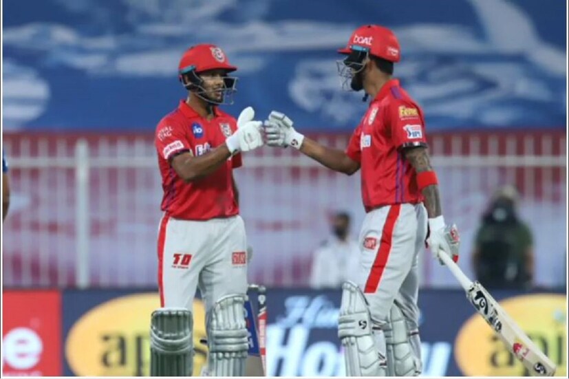 আইপিএল (IPL 2020) এ এখনও ৯ টি ম্যাচ হয়ে গেছে৷ প্রতিটি ম্যাচেই ব্যাট হাতে রানের ফুলঝুরি ছুটছে৷ এখনও অবধি ২ টি শতক ও অর্ধশতক হয়েছে ১৪ টি অর্ধশতরান হয়েছে৷ এরমধ্যে অরেঞ্জ ক্যাপের মোকাবিলাও জোরদার লড়াই চলছে৷ এই মুহূর্তে কিংস ইলেভেন পঞ্জাবের অধিনায়ক কেএল রাহুল ও অন্য কিংস ওপেনার ময়ঙ্ক আগরওয়াল সবচেয়ে এগিয়ে আছেন৷ রাহুল এখনও অবধি ২২২ রান করেছেন৷ অন্যদিকে তাঁর থেকে ঠিক এক রান পিছিয়ে ২২১ রানে রয়েছে৷ একনজরে দেখে নিন অরেঞ্জ ক্যাপের দৌড়ে কে কোন জায়গায় রয়েছে৷ (Photo- KXIP)