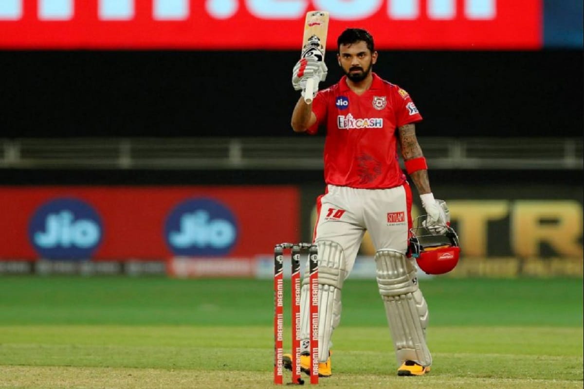 কেএল রাহুল- কিংস ইলেভেন পঞ্জাবের অধিনায়ক৷ এ মরশুমের আইপিএলে এখনও অবধি একটাই শতরান হয়েছে, সেটা এসেছে ভারতের এই প্রতিভাশালী ক্রিকেটারের ব্যাট থেকে৷ আরিসিবি-র বিরুদ্ধে ম্যাচে কার্যত তাঁর একার ব্যাটেই রাজত্ব করেন তিনি৷ তিনি এই ম্যাচে অপরাজিত ১৩২ রান করেছিলেন৷ আর এরই সুবাদে আইপিএলে দ্রুততম ২০০০ রানের মালিক হলেন ৷ ভাঙেন মাস্টারব্লাস্টার সচিন তেন্ডুলকরের রেকর্ড৷ এছাড়া এদিনে ৬৯ বলে ১৩২ রানের ইনিংসের সুবাদে তিনি আরও রেকর্ড গড়েছেন৷ আইপিএলের ইতিহাসে যেকোনও ভারতীয় ক্রিকেটারের এটা সর্বোচ্চ রান পাশাপাশি আইপিএল অধিনায়কদের মধ্যেও সর্বোচ্চ রানের ইনিংস ৷Photo-PTI কেএল রাহুল- কিংস ইলেভেন পঞ্জাবের অধিনায়ক৷ এ মরশুমের আইপিএলে এখনও অবধি একটাই শতরান হয়েছে, সেটা এসেছে ভারতের এই প্রতিভাশালী ক্রিকেটারের ব্যাট থেকে৷ আরিসিবি-র বিরুদ্ধে ম্যাচে কার্যত তাঁর একার ব্যাটেই রাজত্ব করেন তিনি৷ তিনি এই ম্যাচে অপরাজিত ১৩২ রান করেছিলেন৷ আর এরই সুবাদে আইপিএলে দ্রুততম ২০০০ রানের মালিক হলেন ৷ ভাঙেন মাস্টারব্লাস্টার সচিন তেন্ডুলকরের রেকর্ড৷ এছাড়া এদিনে ৬৯ বলে ১৩২ রানের ইনিংসের সুবাদে তিনি আরও রেকর্ড গড়েছেন৷ আইপিএলের ইতিহাসে যেকোনও ভারতীয় ক্রিকেটারের এটা সর্বোচ্চ রান পাশাপাশি আইপিএল অধিনায়কদের মধ্যেও সর্বোচ্চ রানের ইনিংস ৷Photo-PTI